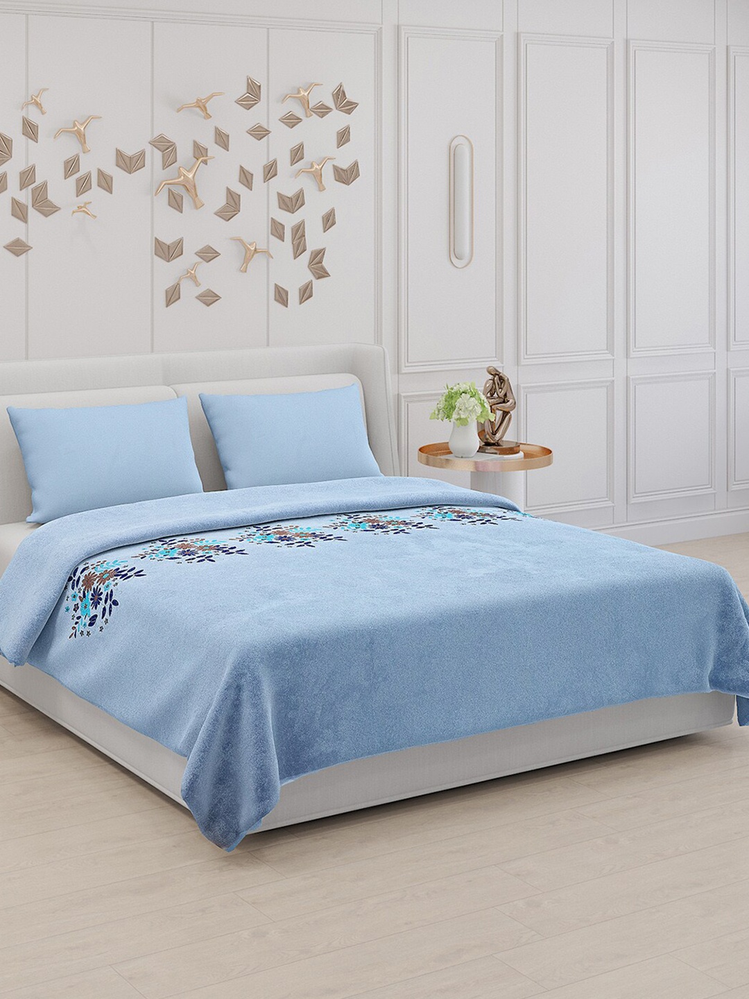 

Monte Carlo Sienna Blue & Black Floral 120 TC King Bedsheet with 2 Pillow Covers