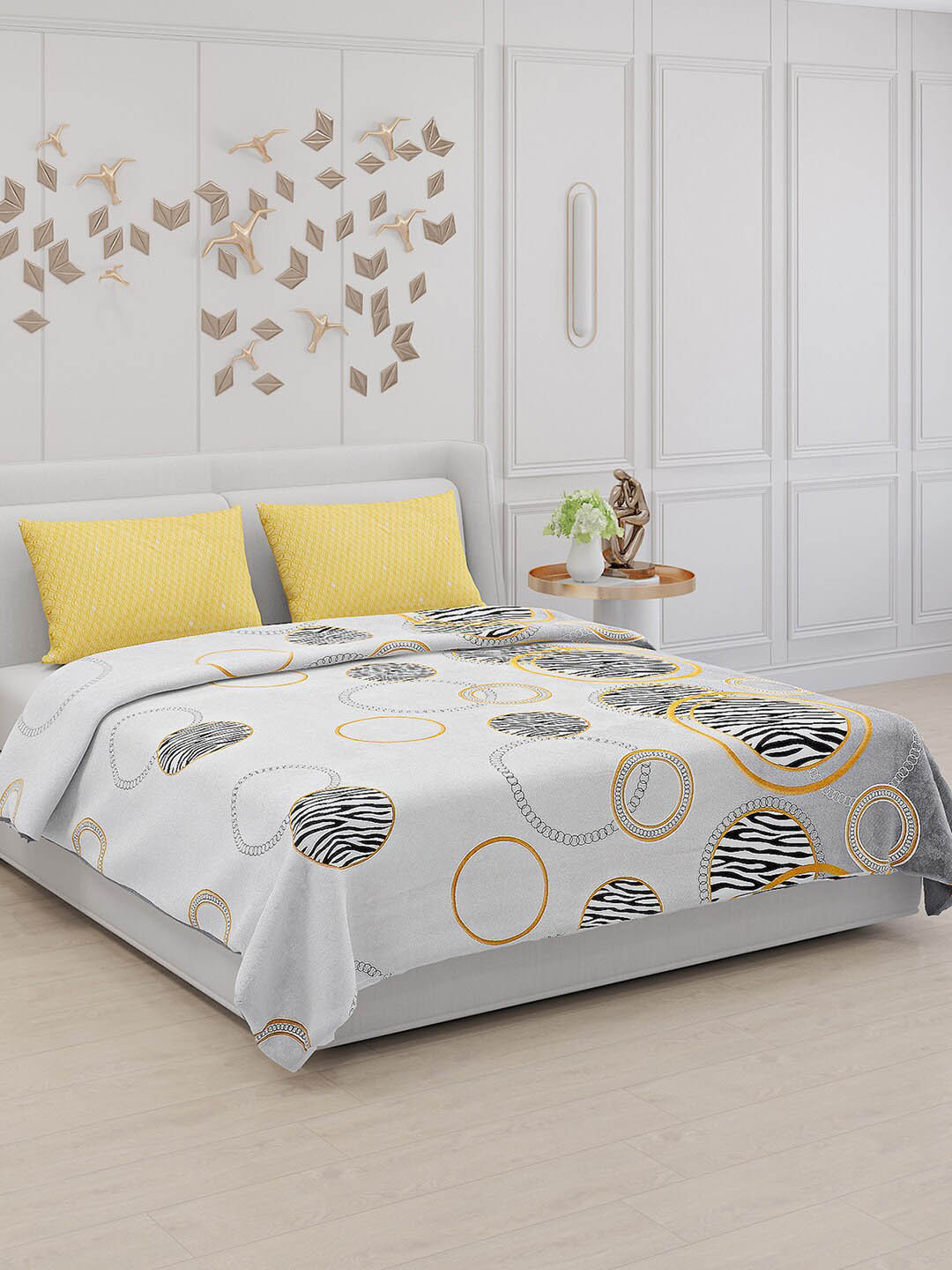 

Monte Carlo Eternal White & Black 130 TC King Bedsheet with 2 Pillow Covers
