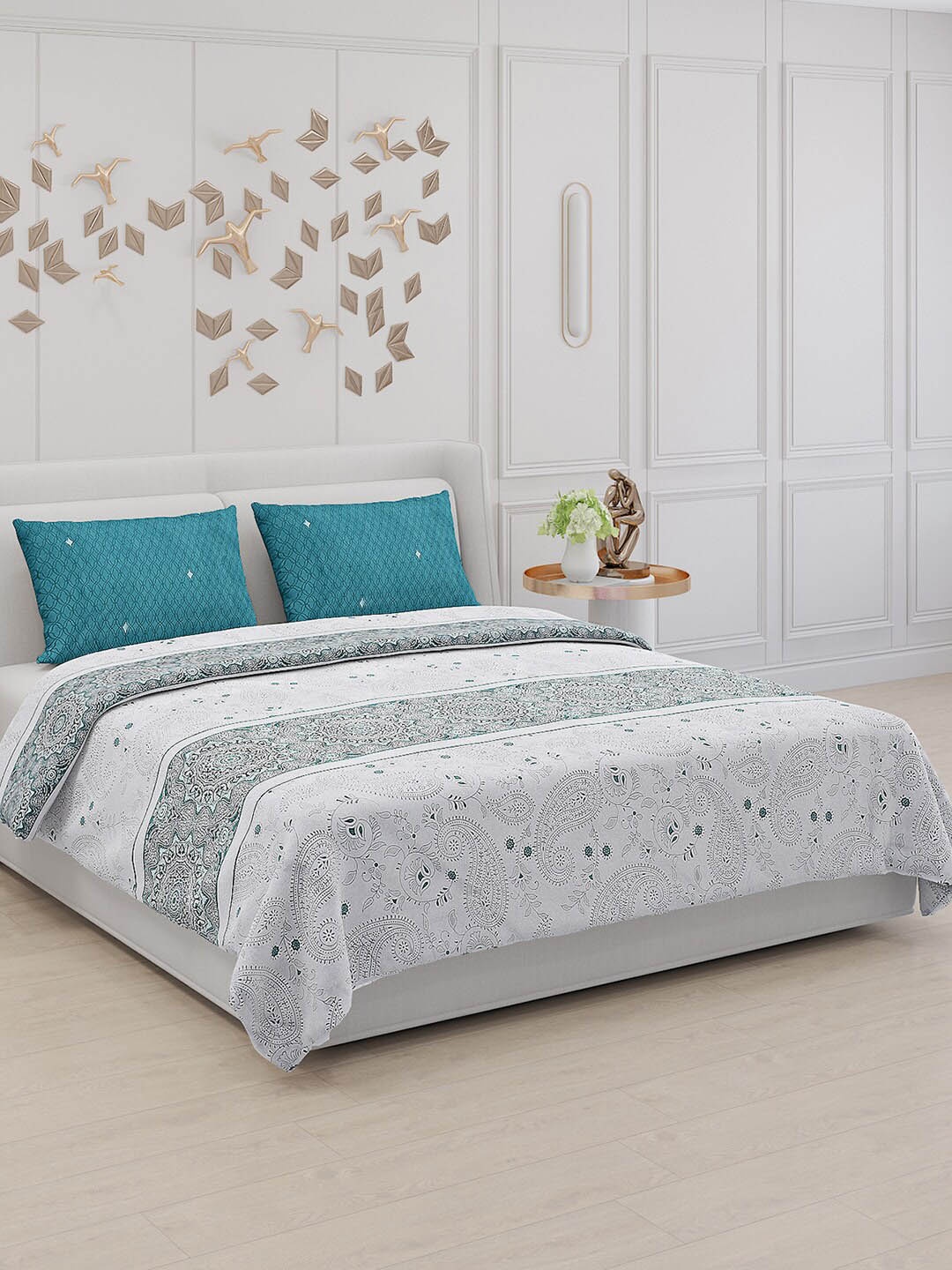 

Monte Carlo Blue & White Ethnic Motifs Polyester 130 TC King Bedsheet With 2 Pillow Covers