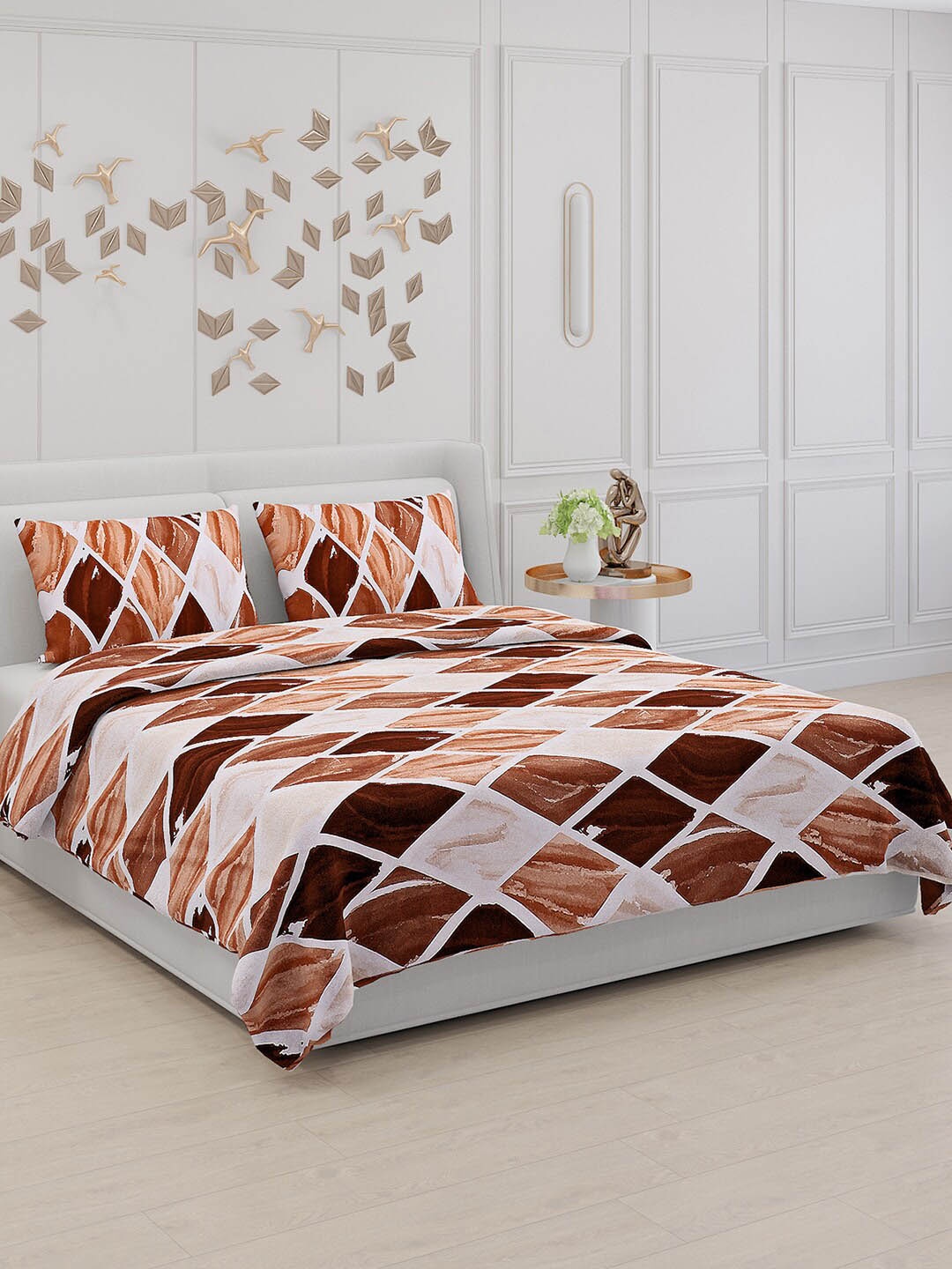 

Monte Carlo Aromatica Brown & White Geometric 110 TC King Bedsheet with 2 Pillow Covers