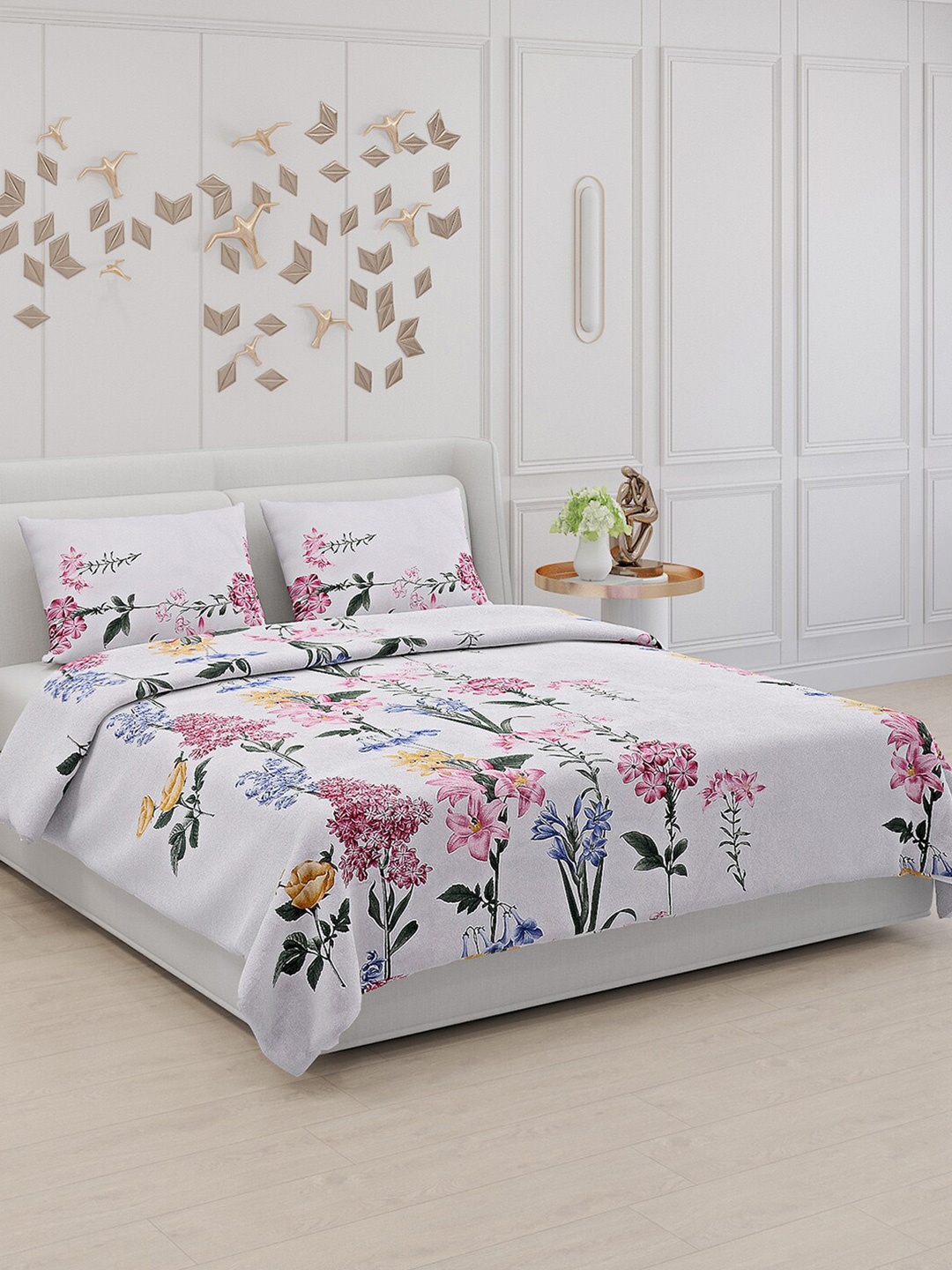

Monte Carlo Purple & White Floral Printed 110 TC King Bedsheet with 2 Pillow Covers