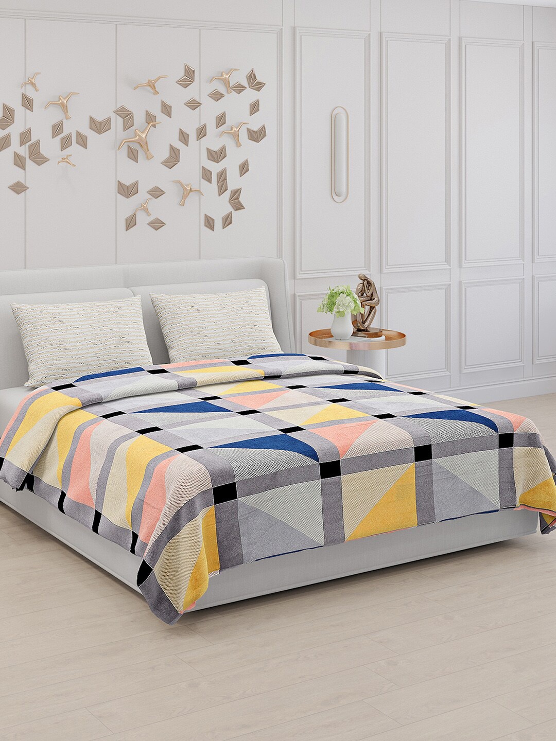 

Monte Carlo Eternal Grey & Pink Geometric 130 TC King Bedsheet with 2 Pillow Covers