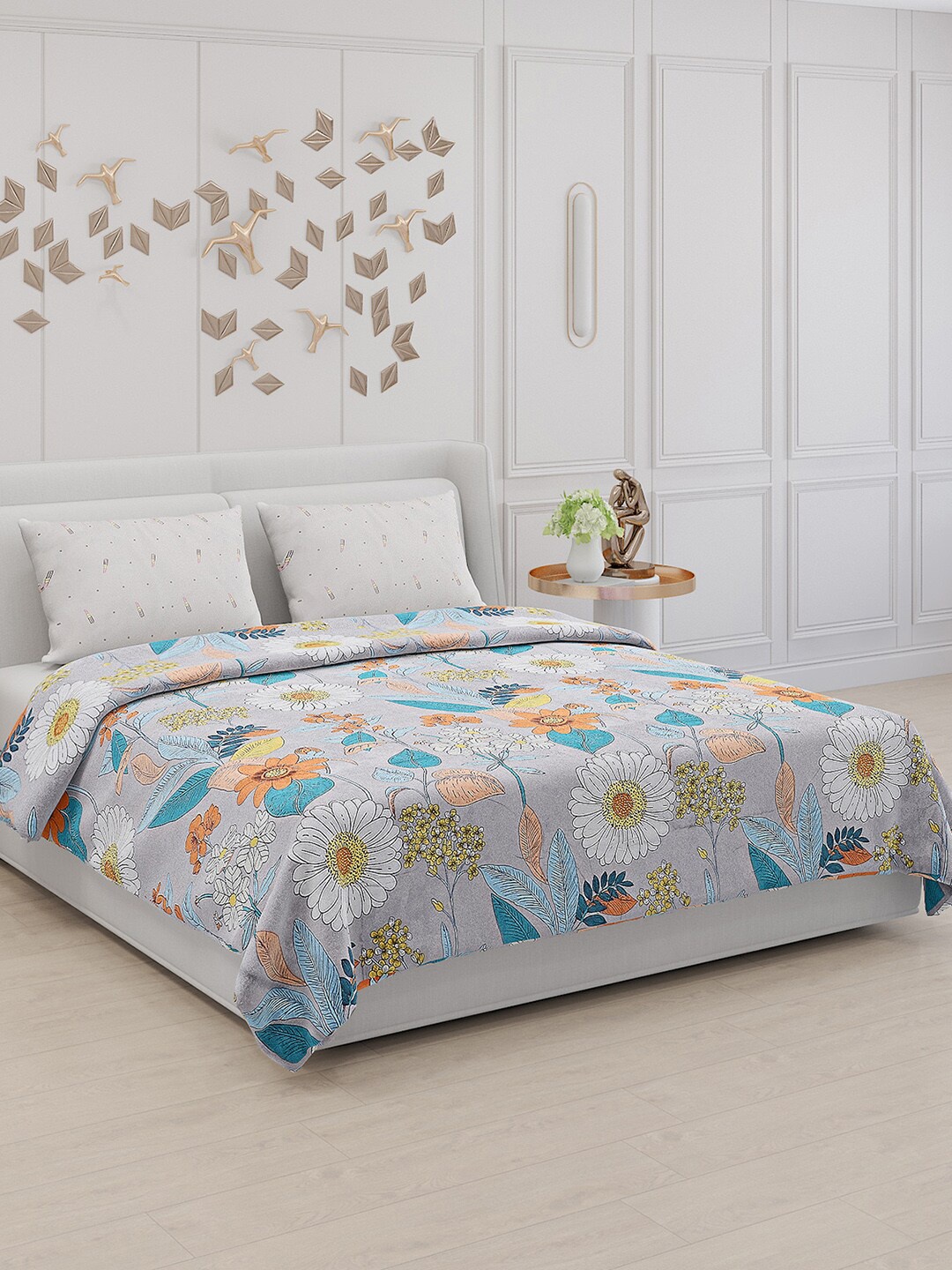 

Monte Carlo Grey & White Floral Printed 130 TC King Bedsheet with 2 Pillow Covers