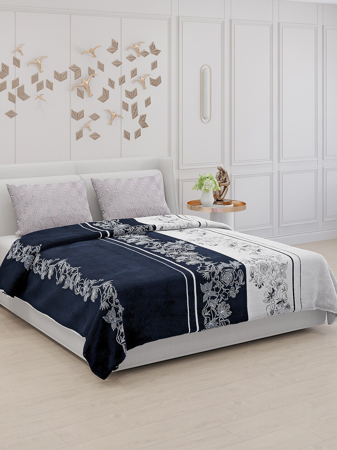 

Monte Carlo Eternal Navy Blue & White Floral 130 TC King Bedsheet with 2 Pillow Covers