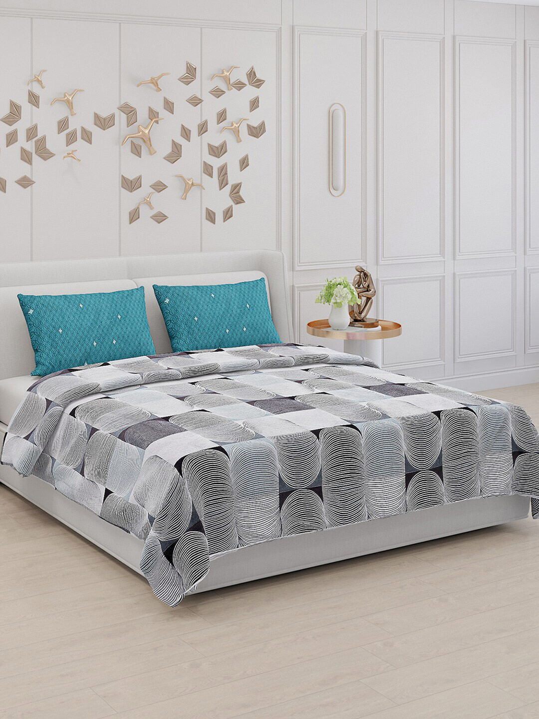 

Monte Carlo Grey & White Geometric 130 TC King Bedsheet With 2 Pillow Covers