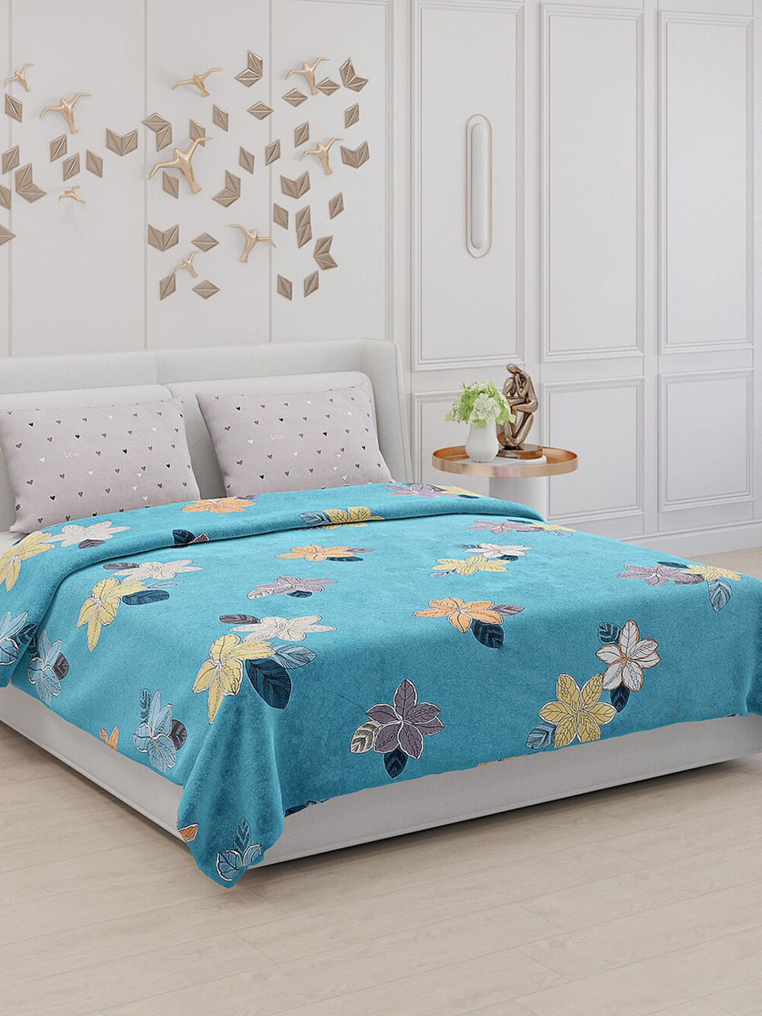 

Monte Carlo Delia Blue & White Floral 130 TC King Bedsheet with 2 Pillow Covers