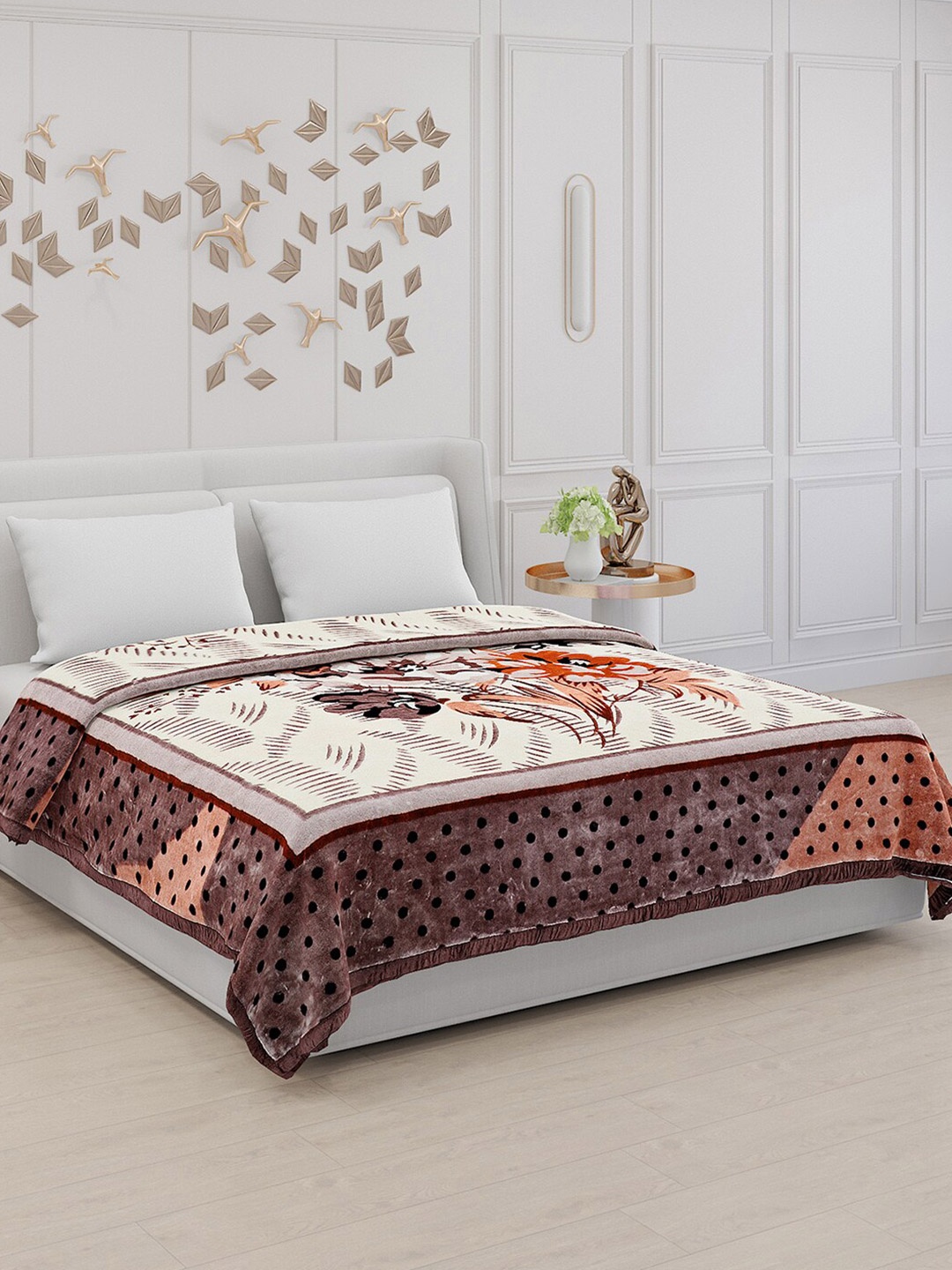

Monte Carlo White & Orange Floral Mild Winter Double Bed Blanket