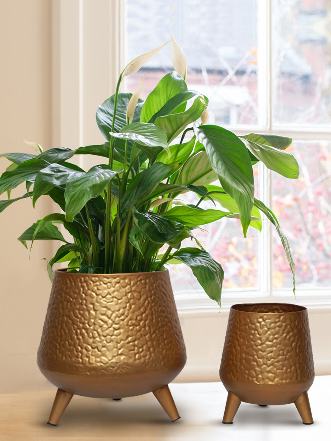 

ecofynd Golden 2 Pieces Textured Metal Planters with Stand, Gold