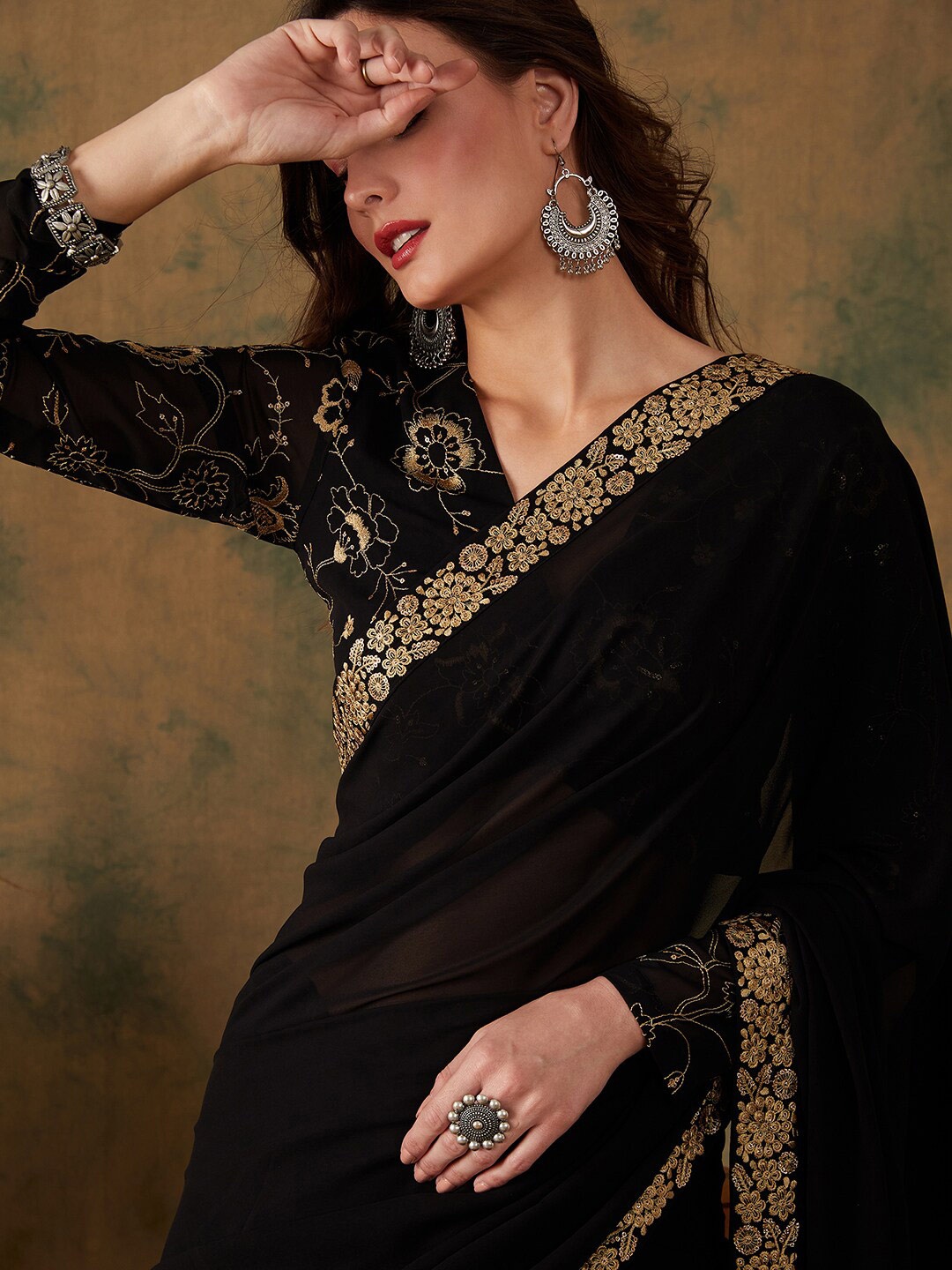 

Sangria Women Solid Saree with Thread Embroidered Border and Embroidered Blouse Piece, Black