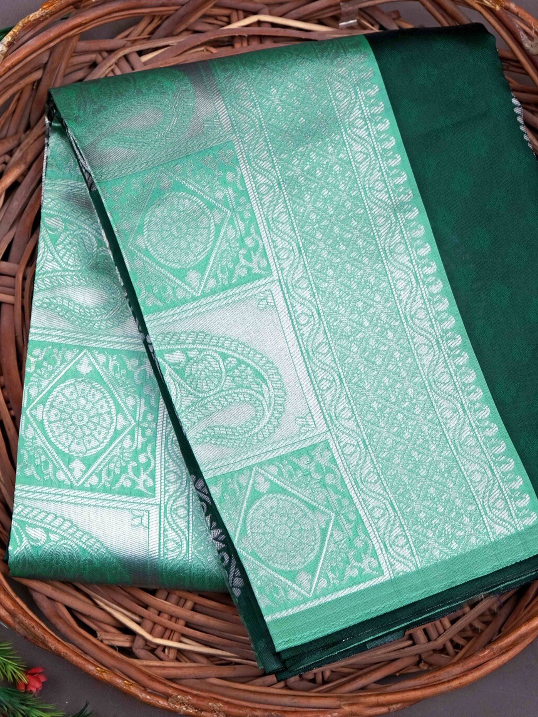 

MORLY Ethnic Motifs Woven Design Zari Kanjeevaram Saree, Green