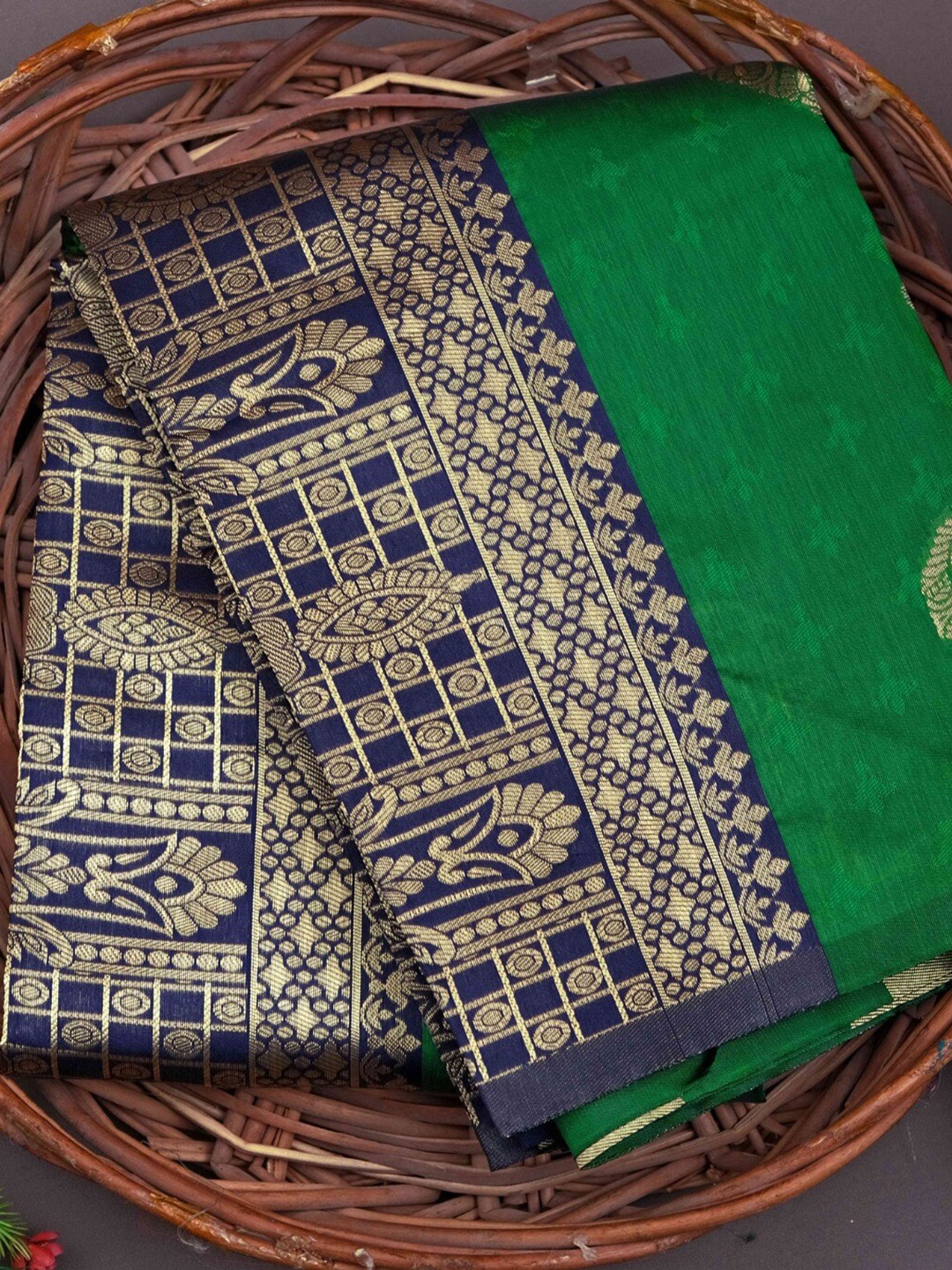 

MORLY Ethnic Motifs Woven Design Zari Kanjeevaram Saree, Green