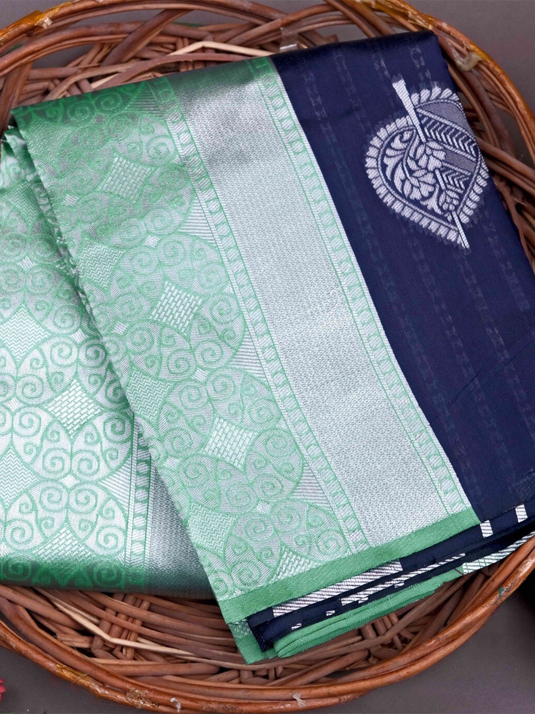 

MORLY Ethnic Motifs Woven Design Zari Kanjeevaram Saree, Navy blue