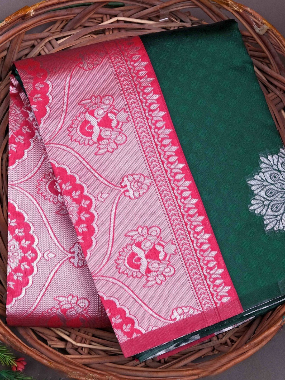 

MORLY Ethnic Motifs Woven Design Zari Kanjeevaram Saree, Green