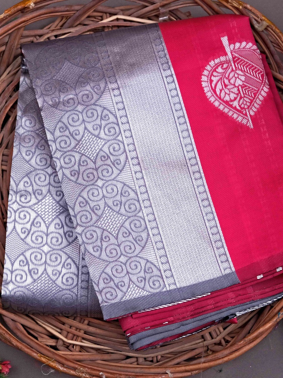 

MORLY Ethnic Motifs Woven Design Zari Kanjeevaram Saree, Pink