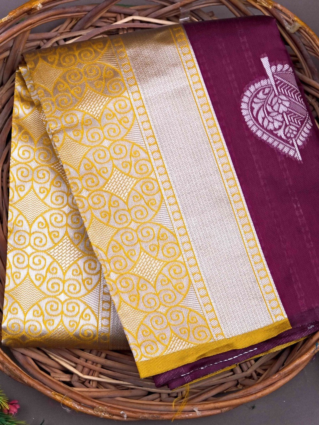 

MORLY Ethnic Motifs Woven Design Zari Kanjeevaram Saree, Purple