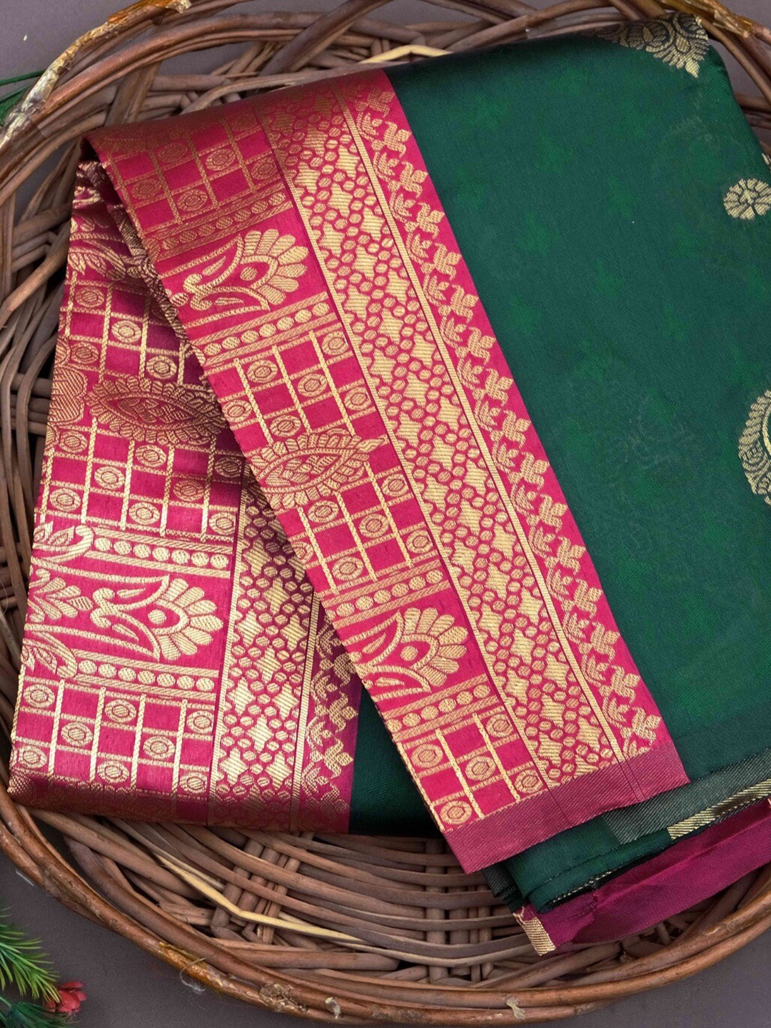 

MORLY Ethnic Motifs Woven Design Zari Kanjeevaram Saree, Green