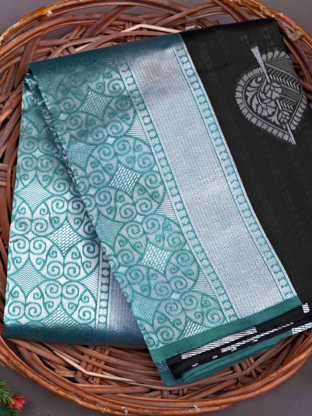 

MORLY Ethnic Motif Woven Design Zari Kanjeevaram Saree, Black