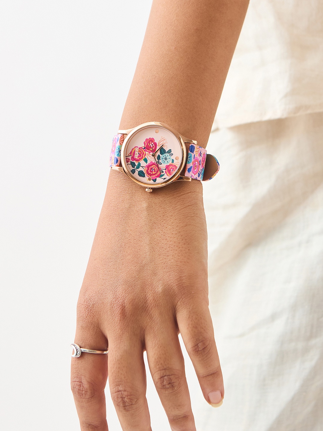 

TEAL BY CHUMBAK Women Pink Analogue Watch