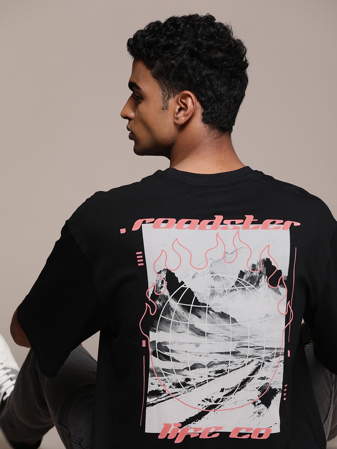 

Roadster Men Graphic Printed Drop-Shoulder Sleeves Pure Cotton T-shirt, Black