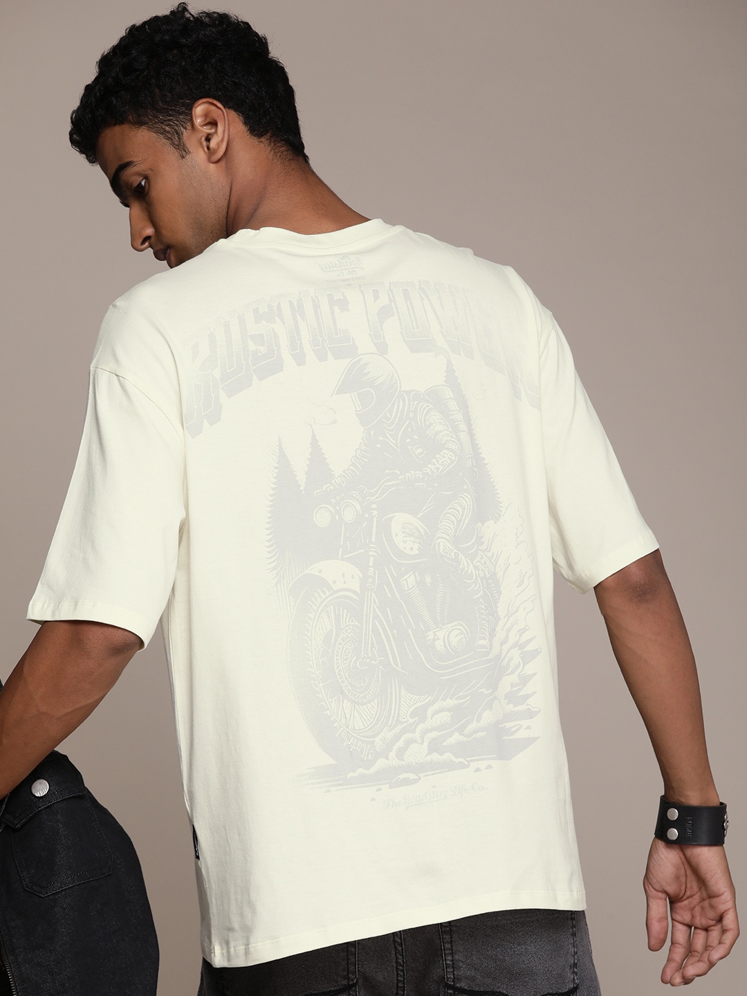 

Roadster Men Graphic Printed Drop-Shoulder Sleeves Pure Cotton T-shirt, Yellow