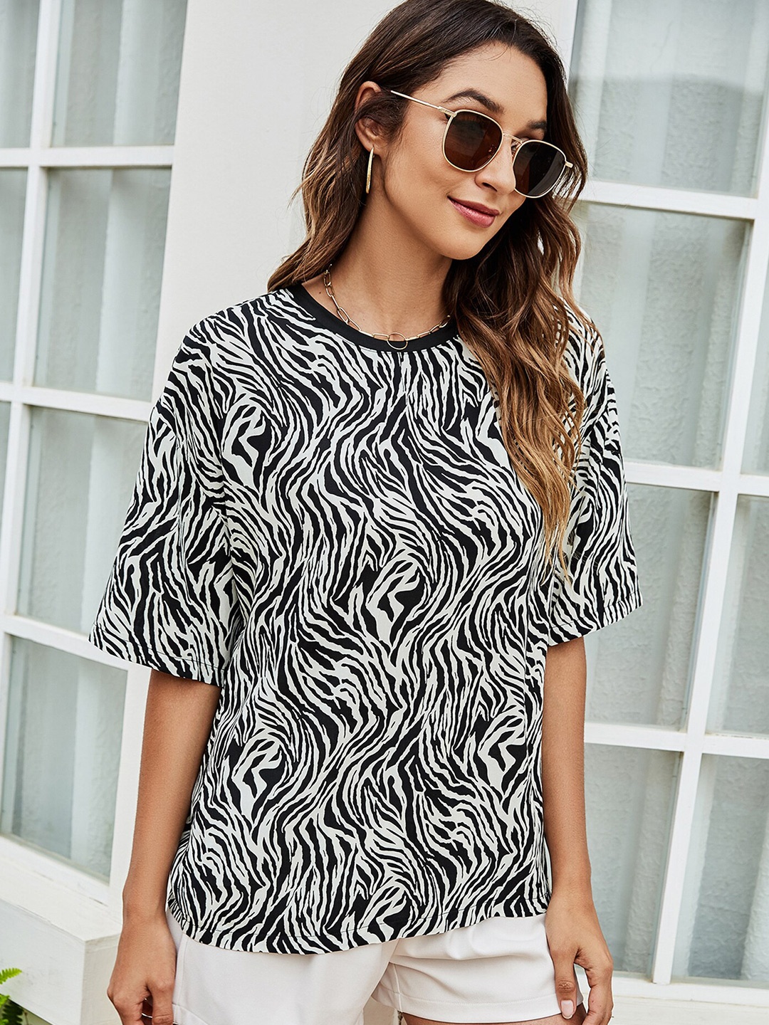 

LULU & SKY Animal Skin Printed Drop Shoulder Sleeve Monochrome Regular Top, Black