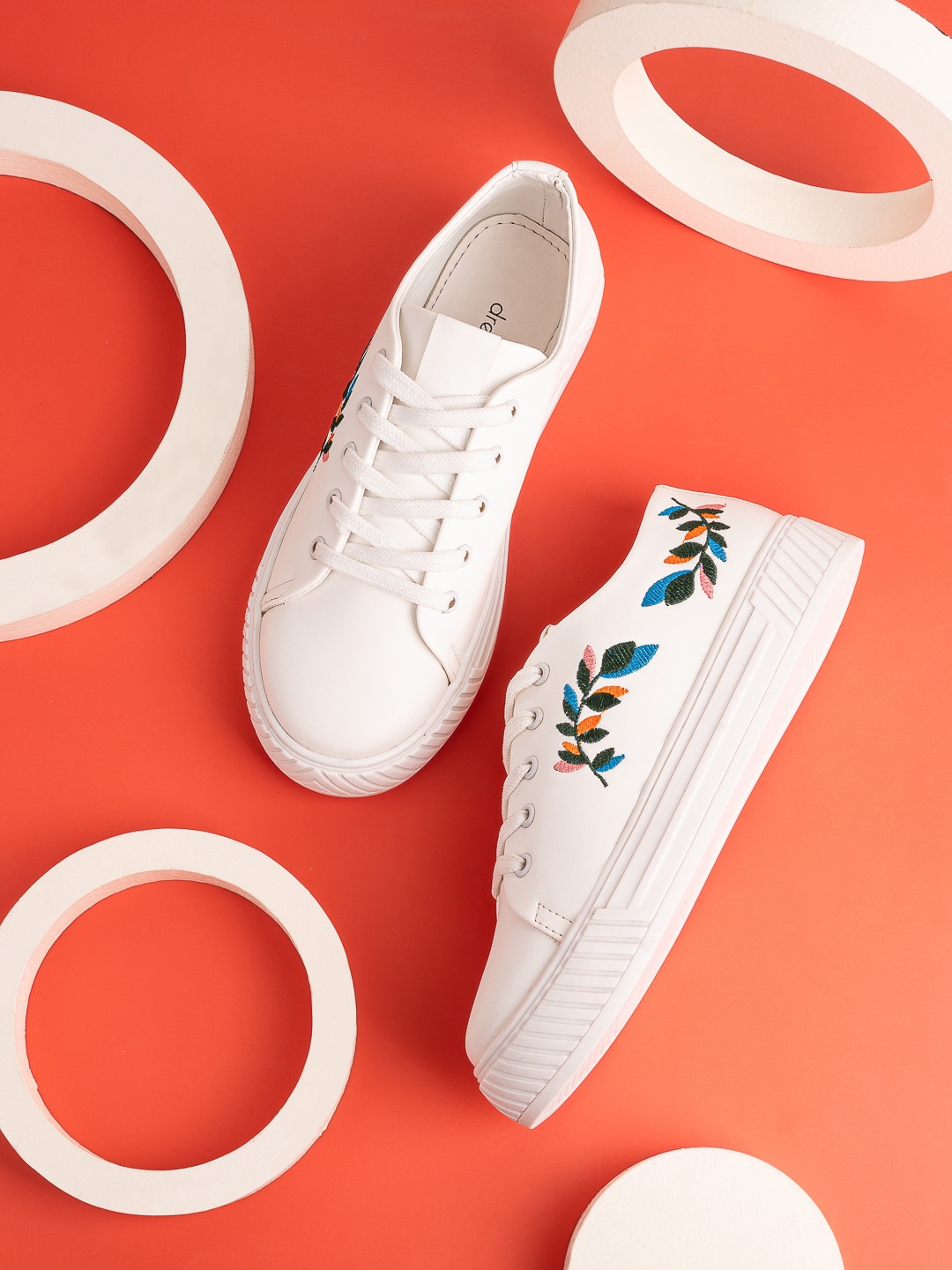 

DressBerry Women White & Green Embroidered Lightweight Sneakers