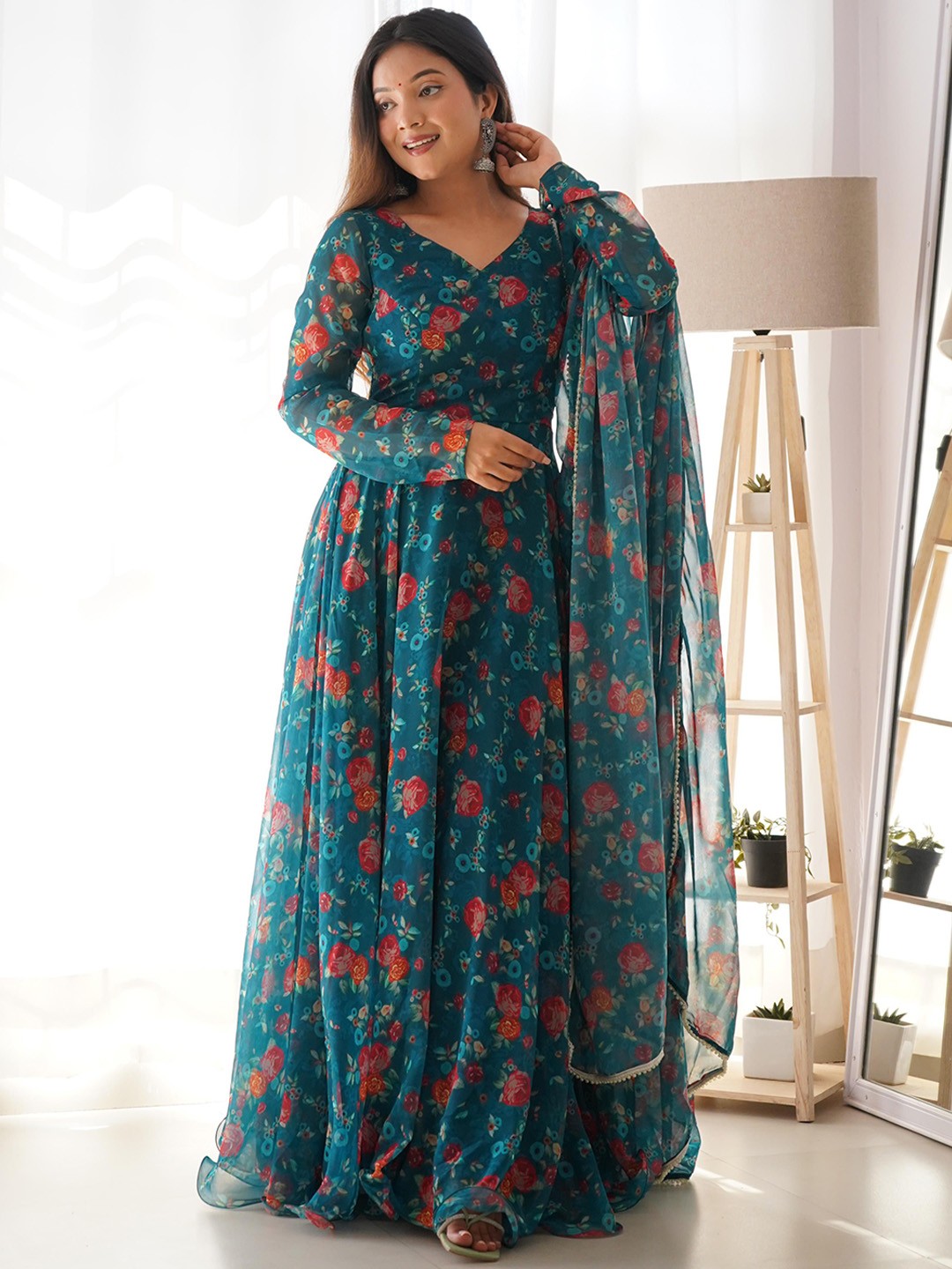 

SHOPGARB Floral Printed V-Neck Regular Kurta & Trousers With Dupatta, Teal