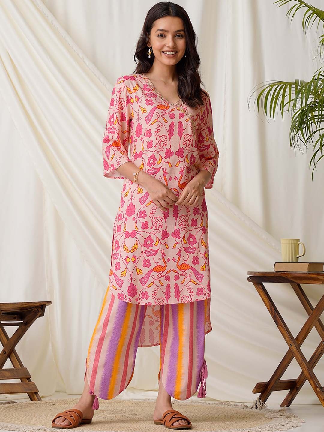 

Rustorange Floral Printed Straight Kurta With Trousers, Pink