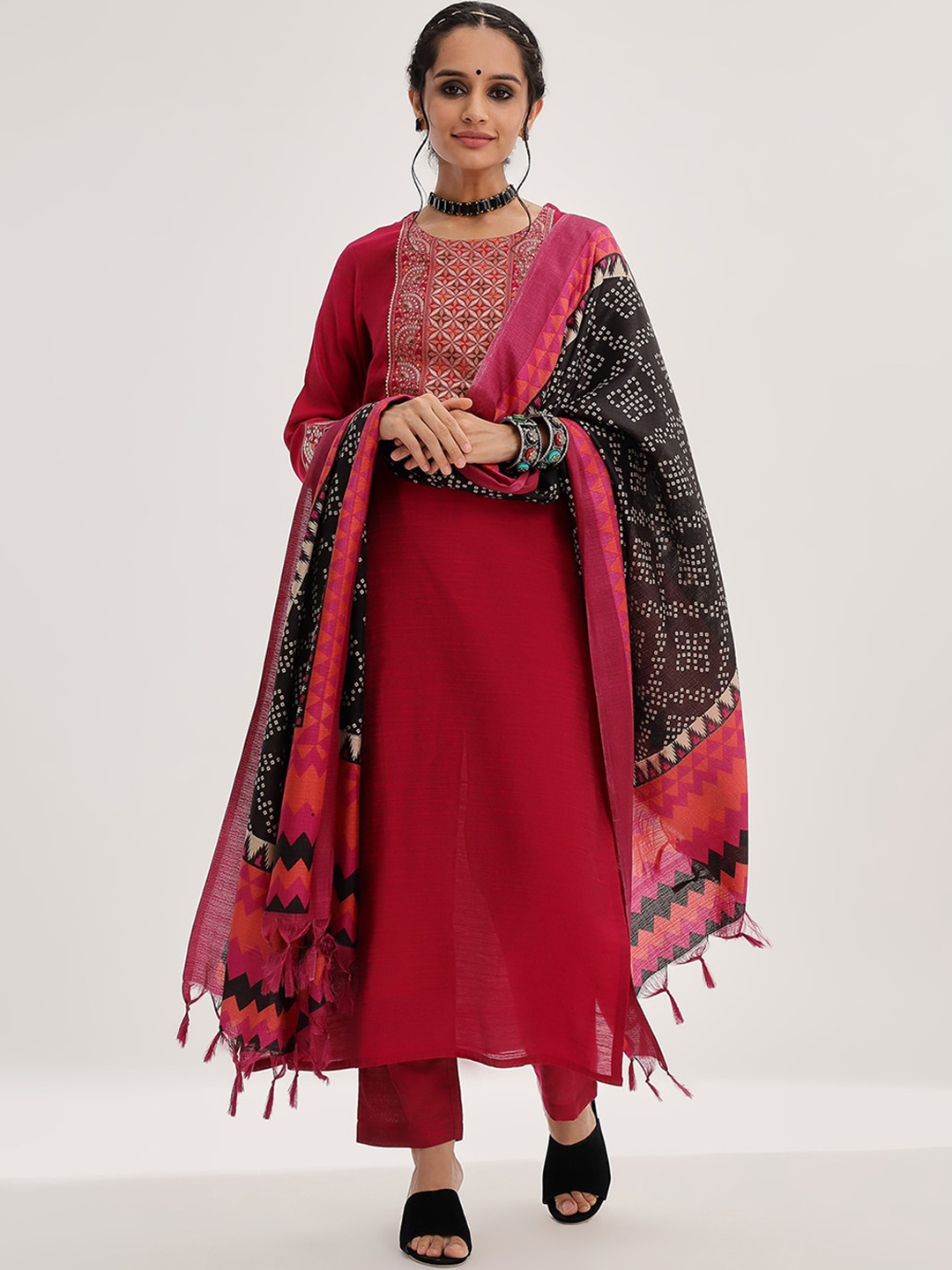 

Varanga Ethnic Motifs Yoke Design Straight Kurta & Trousers With Dupatta, Magenta