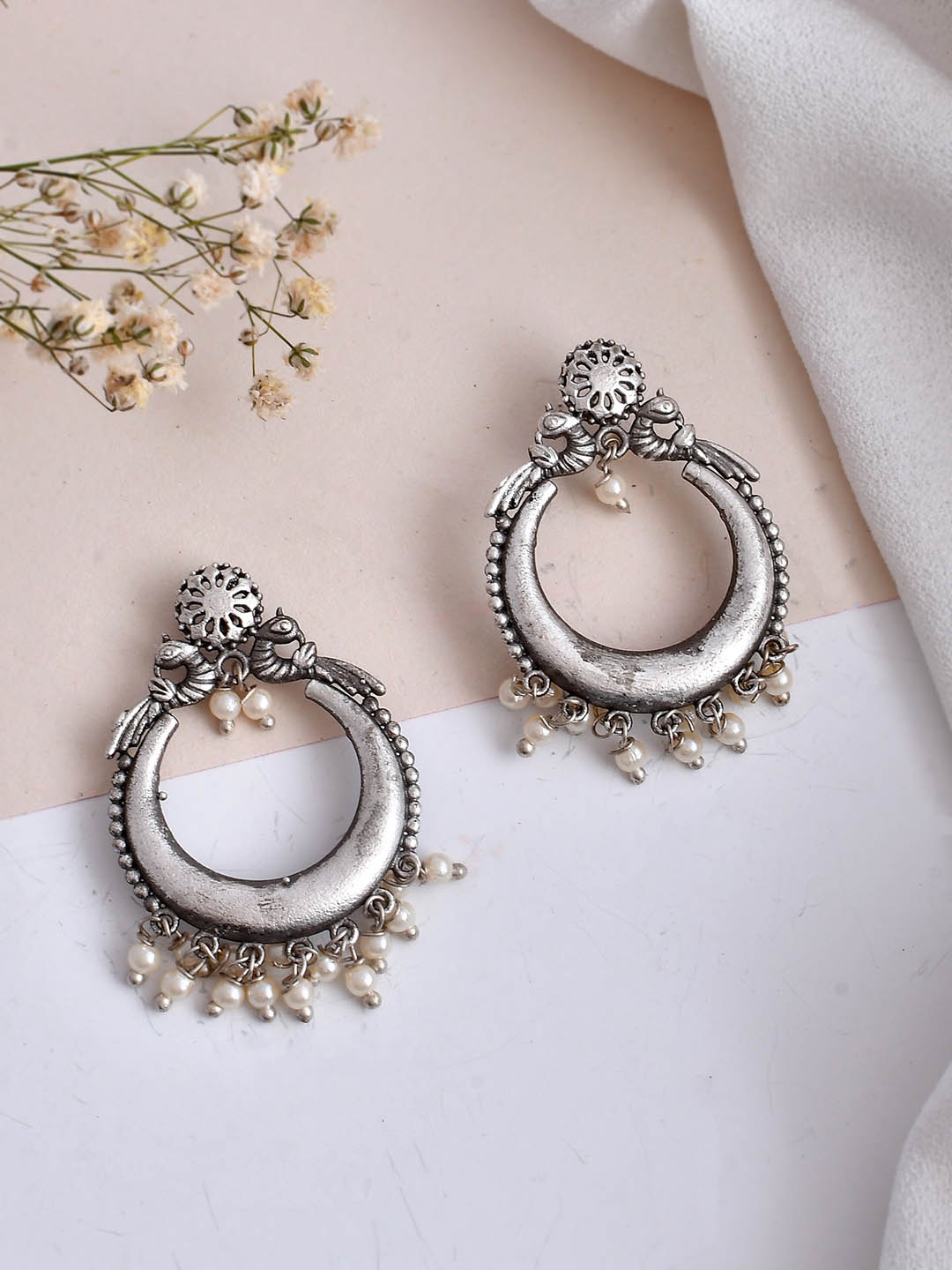 

DASTOOR Silver-Plated Contemporary Oxodise Drop Earrings