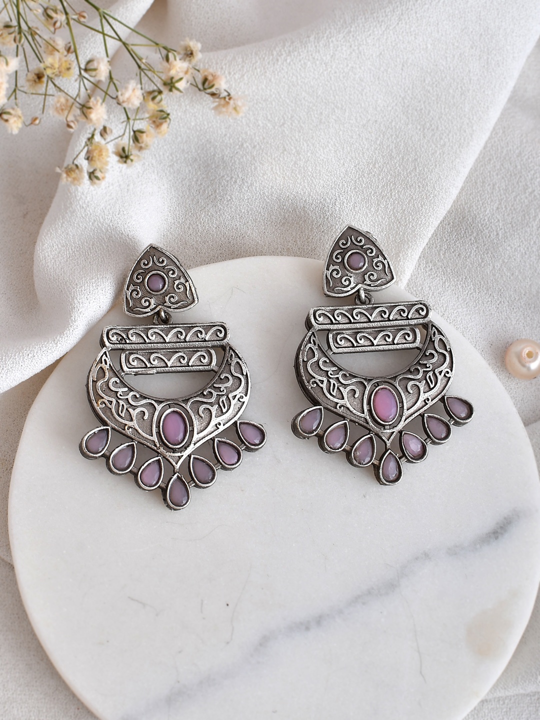 

DASTOOR Silver-Plated Contemporary Oxodise Drop Earrings