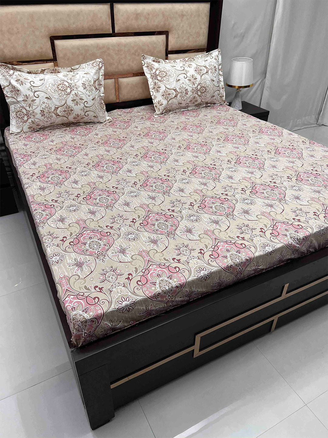 

Pure Decor Sapphire Pink Floral Pure Cotton 330 TC King Fitted Bedsheet With Pillow Covers