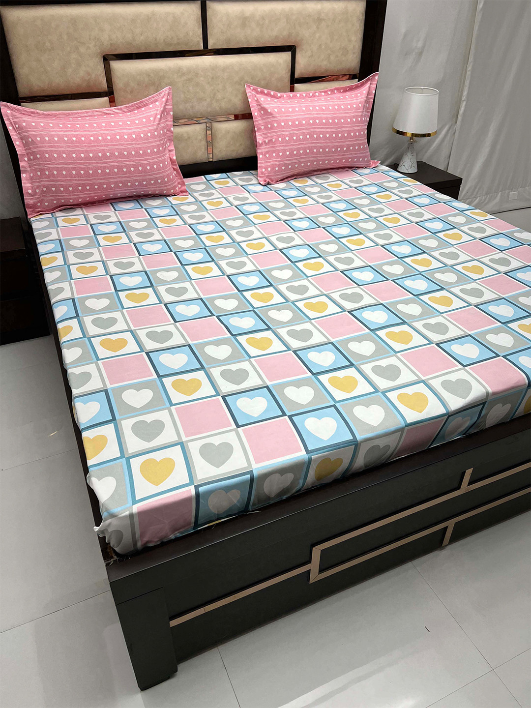 

Pure Decor Manor Blue & Pink Geometric 186 TC Fitted King Bedsheet With 2 Pillow Covers