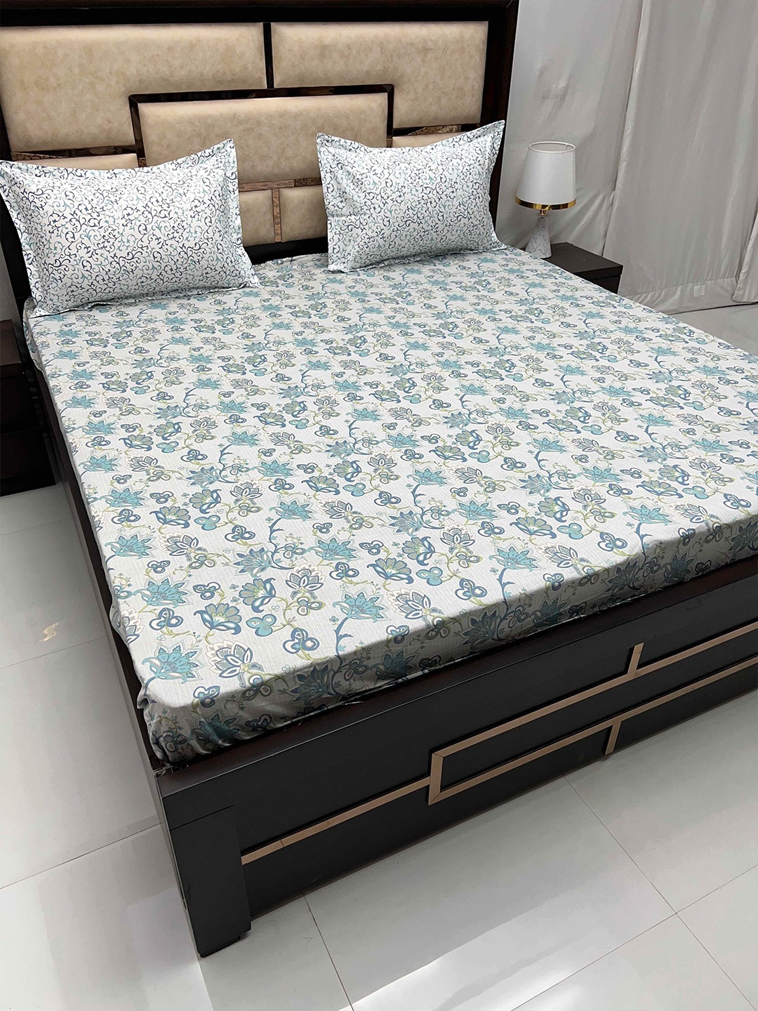 

Pure Decor Sapphire Green & White Floral Cotton 330 TC King Bedsheet With 2 Pillow Covers