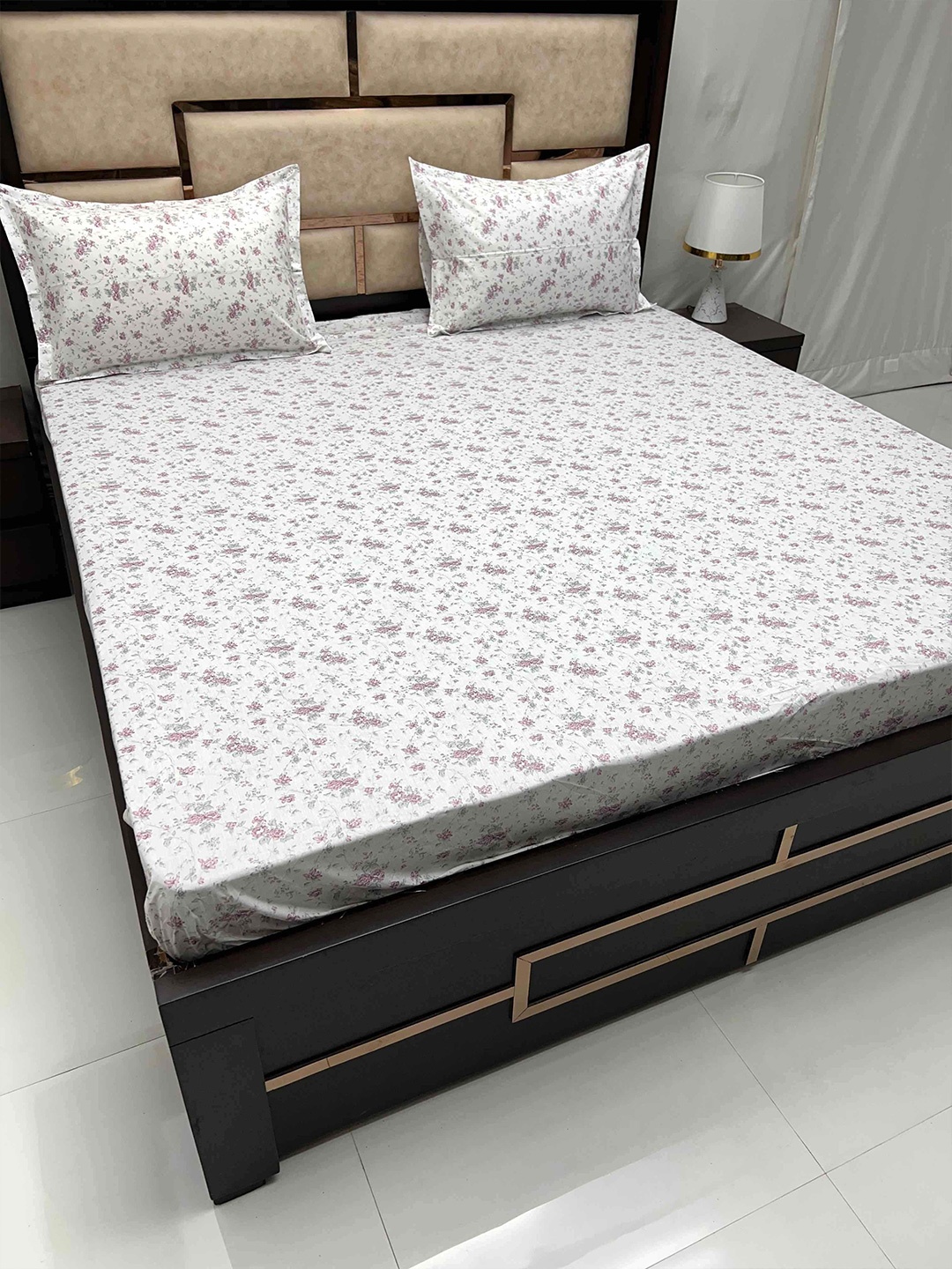 

Pure Decor Gem Pink & White Floral Cotton 330 TC King Bedsheet With 2 Pillow Covers