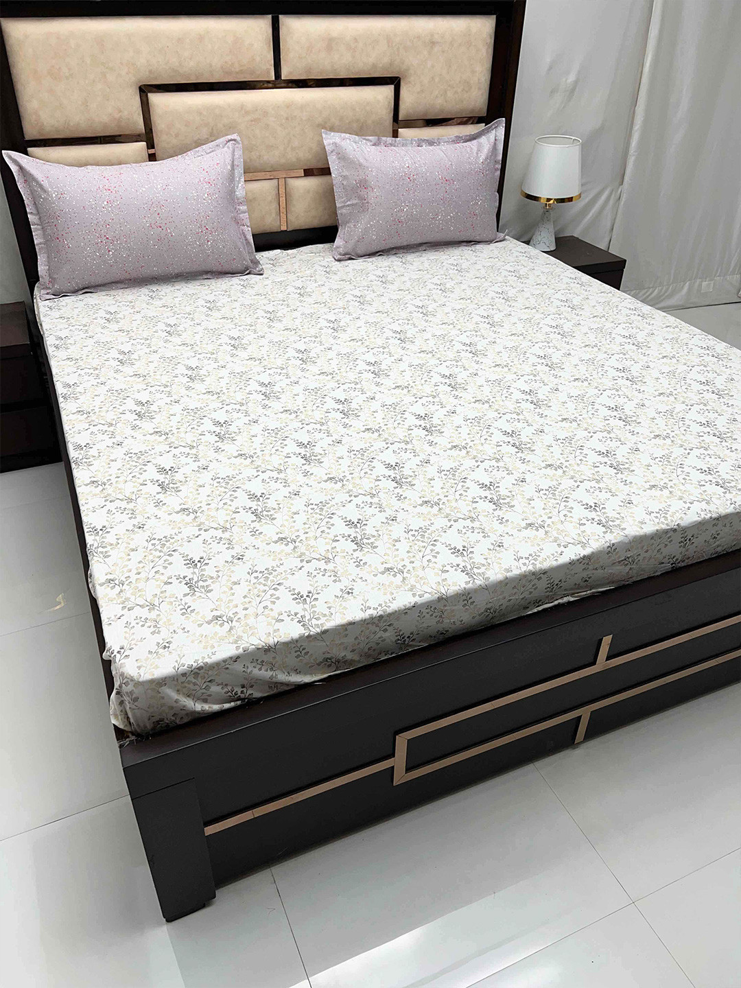 

Pure Decor Sapphire White Floral Pure Cotton 330 TC King Bedsheet with 2 Pillow Covers