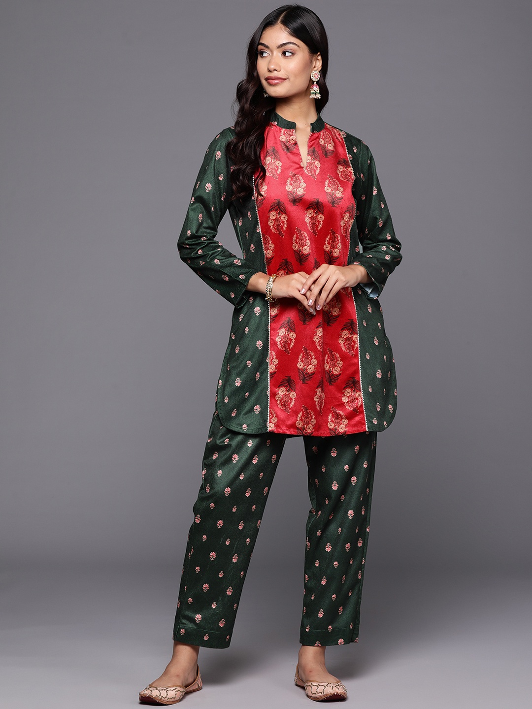 

Ahalyaa Women Printed Velvet Tunic with Trousers with Gotta Patti Detail, Green