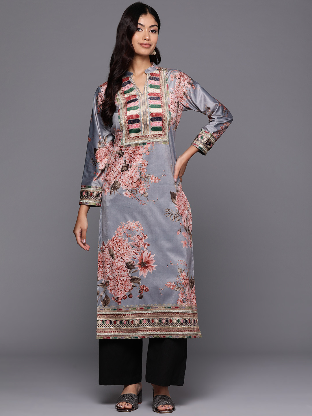 

Ahalyaa Women Floral Printed Velvet Kurta, Grey
