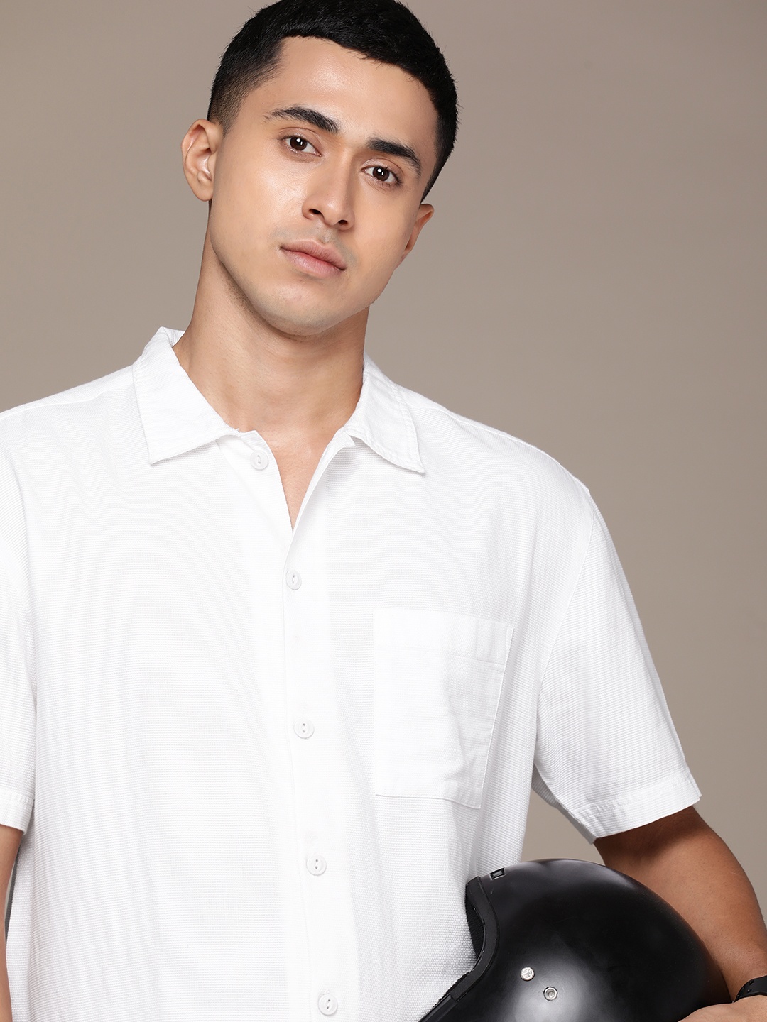 

Roadster Men Relaxed Opaque Solid Casual Shirt, White