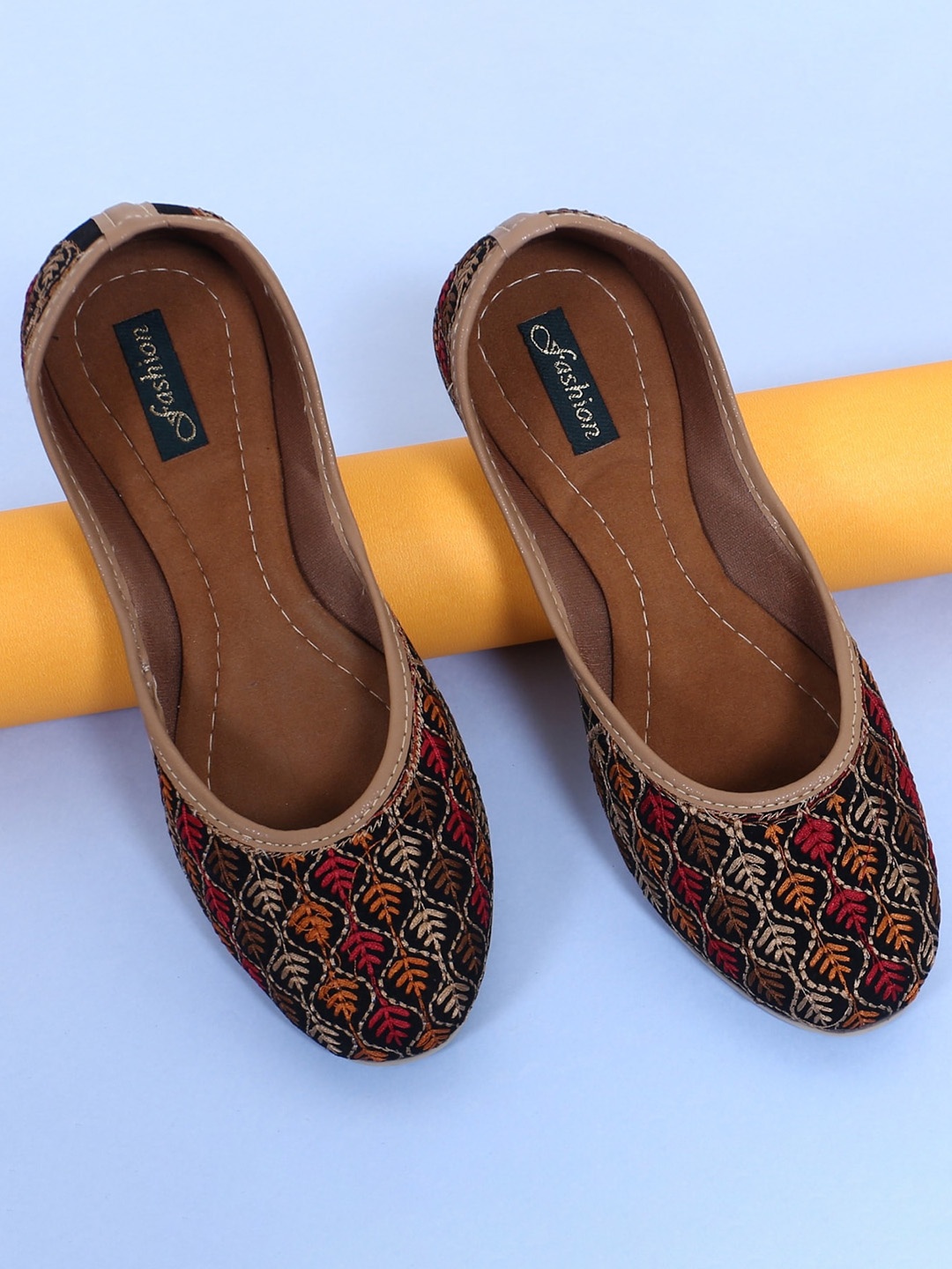 

Ravis Embroidered Ethnic Mojaris, Black