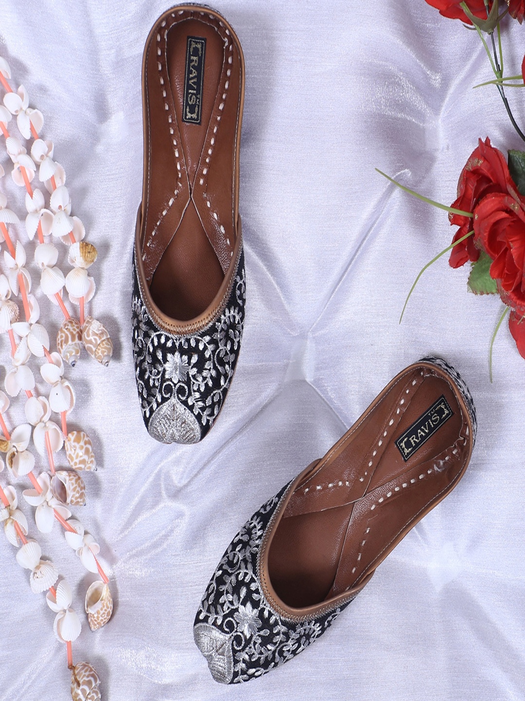 

Ravis Embroidered Ethnic Mojaris, Black