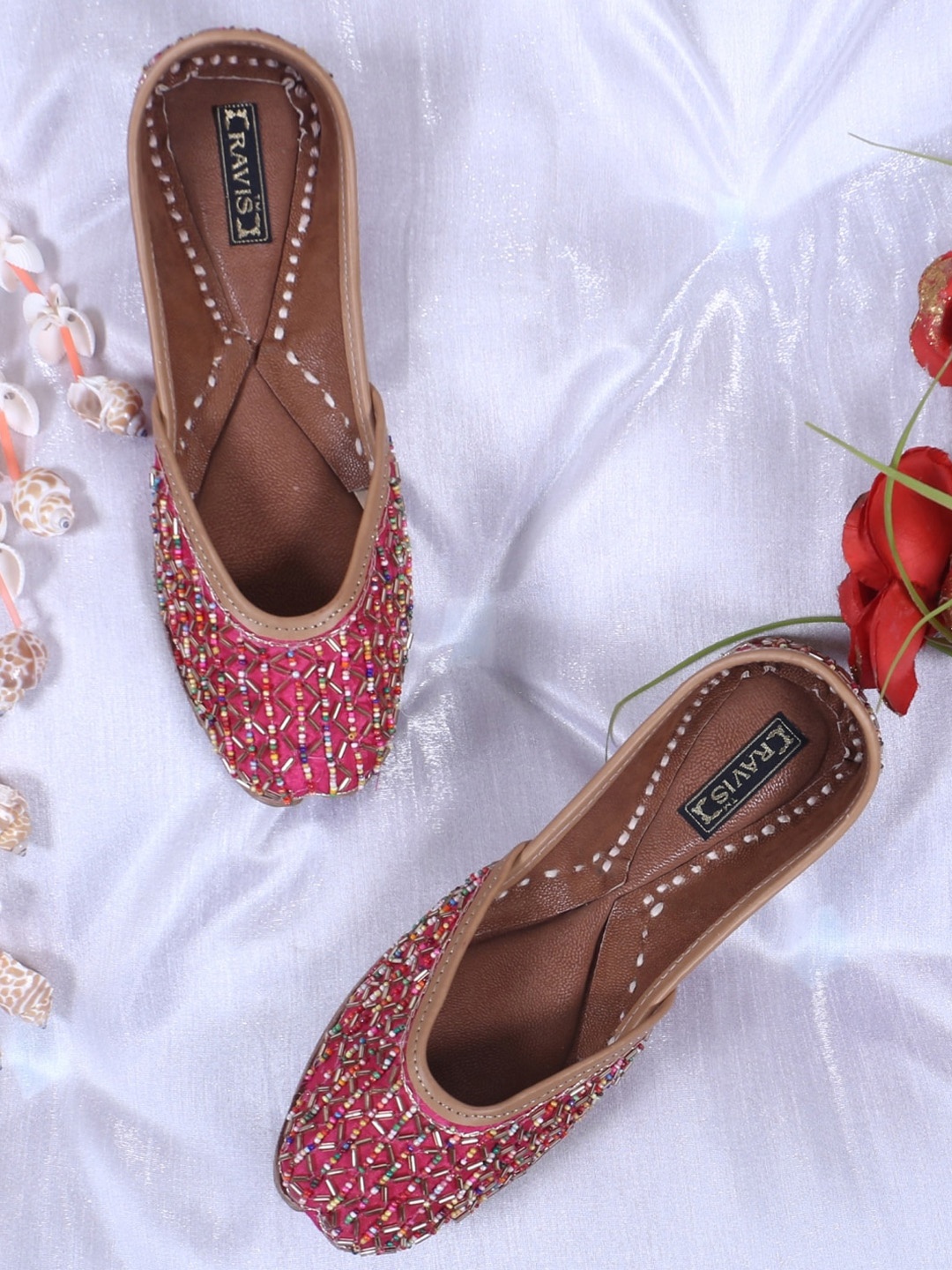 

Ravis Embellished Ethnic Mojaris, Pink