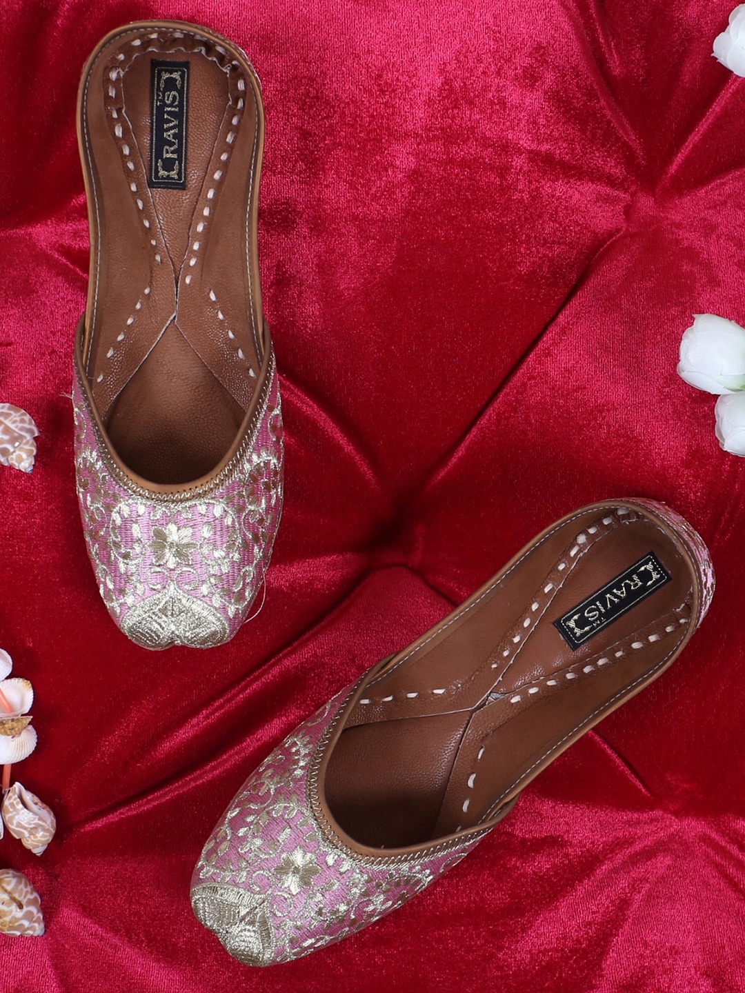 

Ravis Embroidered Ethnic Mojaris, Pink