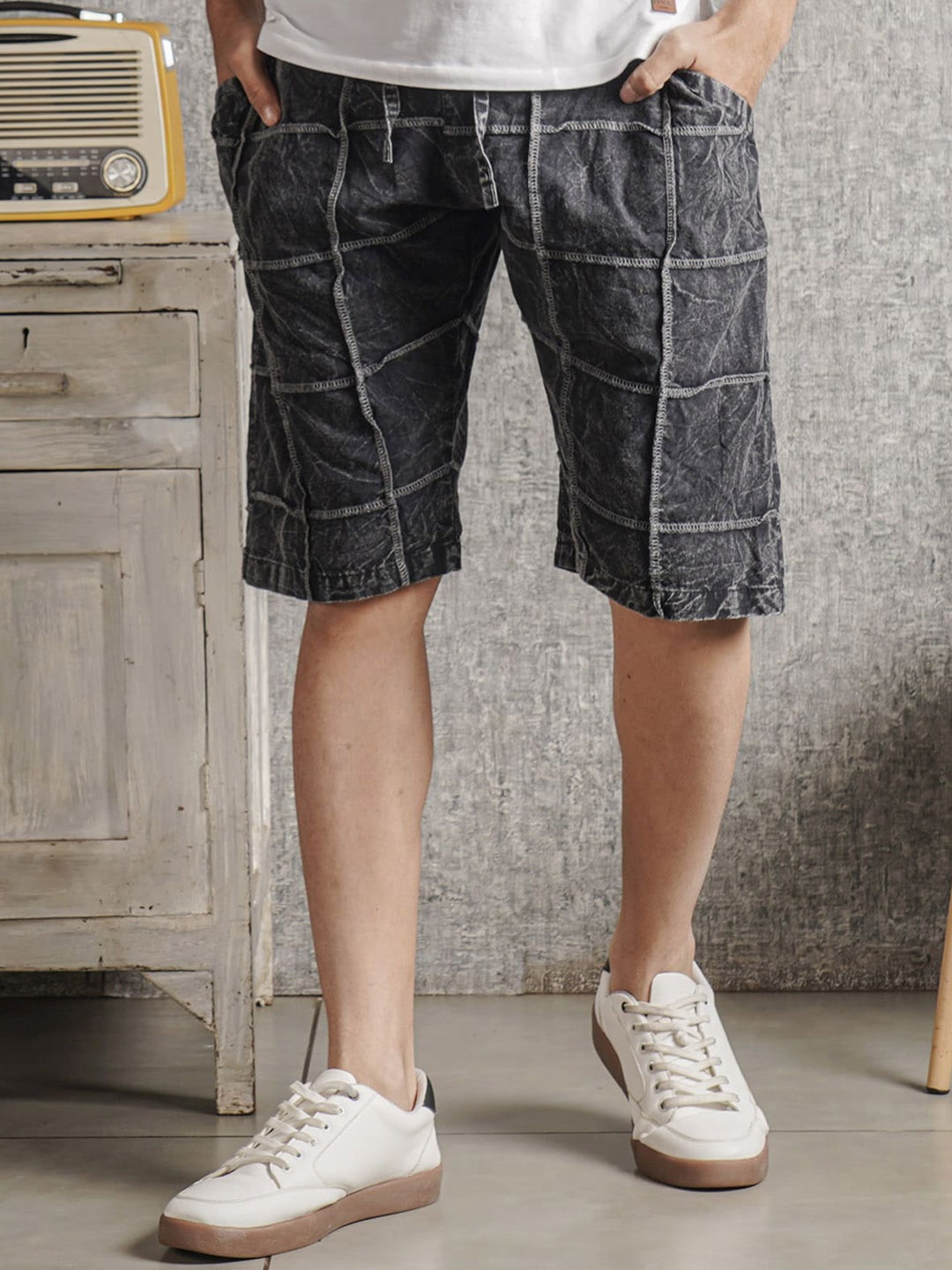 

BOMBAY TROOPER Men Washed Mid- Rise Regular Fit Chino Shorts, Grey