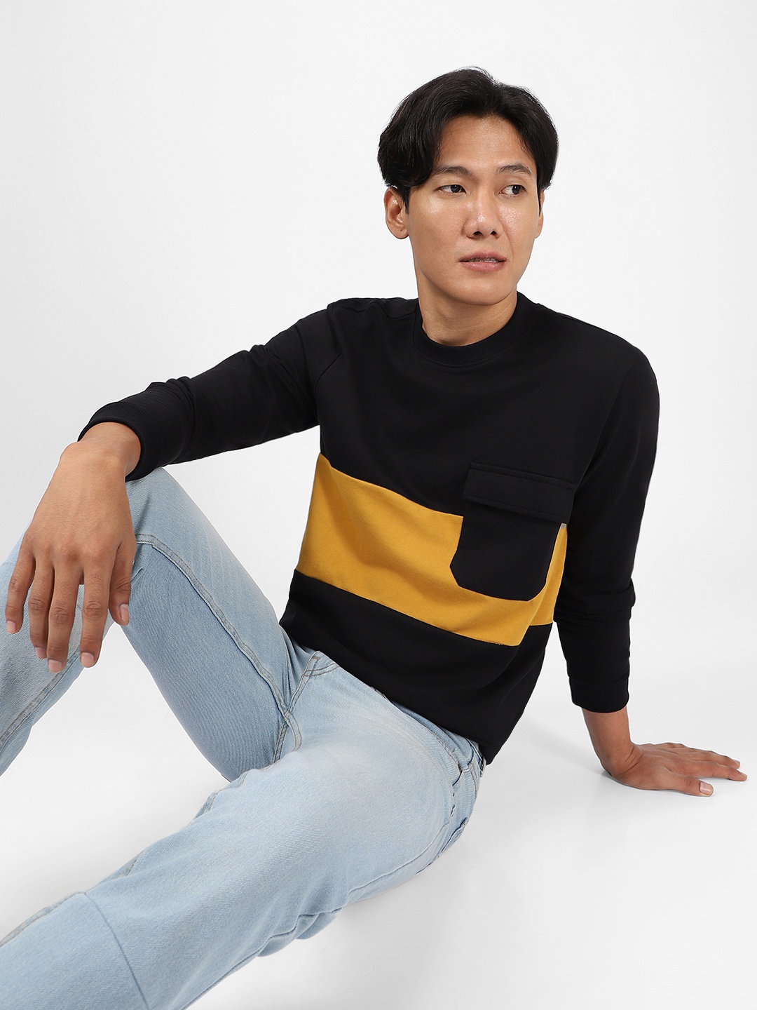 

Urbano Fashion Men Colourblocked Pocket Sweatshirt, Black