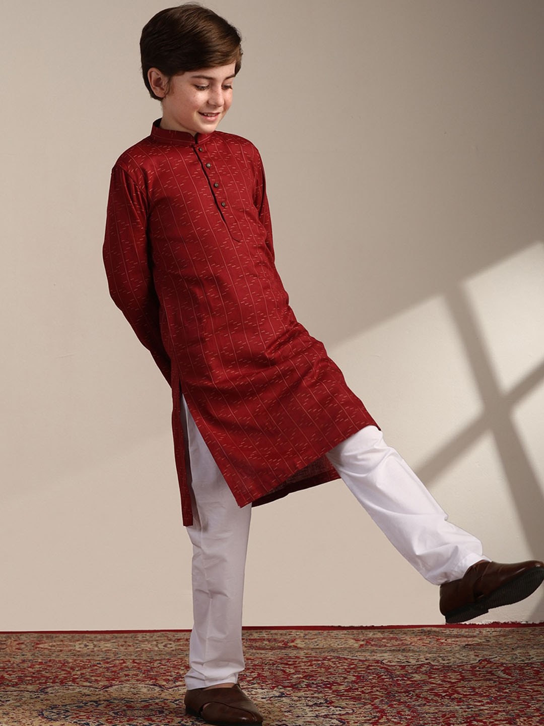 

Manyavar Boys Geometric Printed Mandarin Collar Kurta with Pyjamas, Maroon