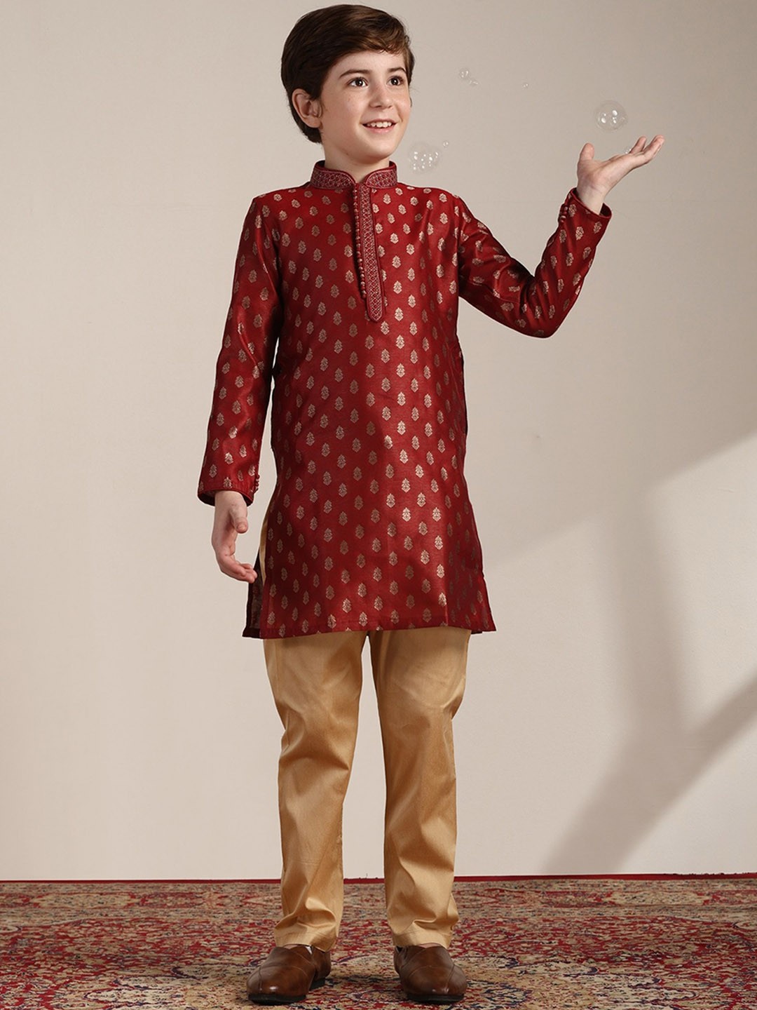 

Manyavar Boys Ethnic Motifs Woven Design Straight Kurta with Pyjamas, Maroon