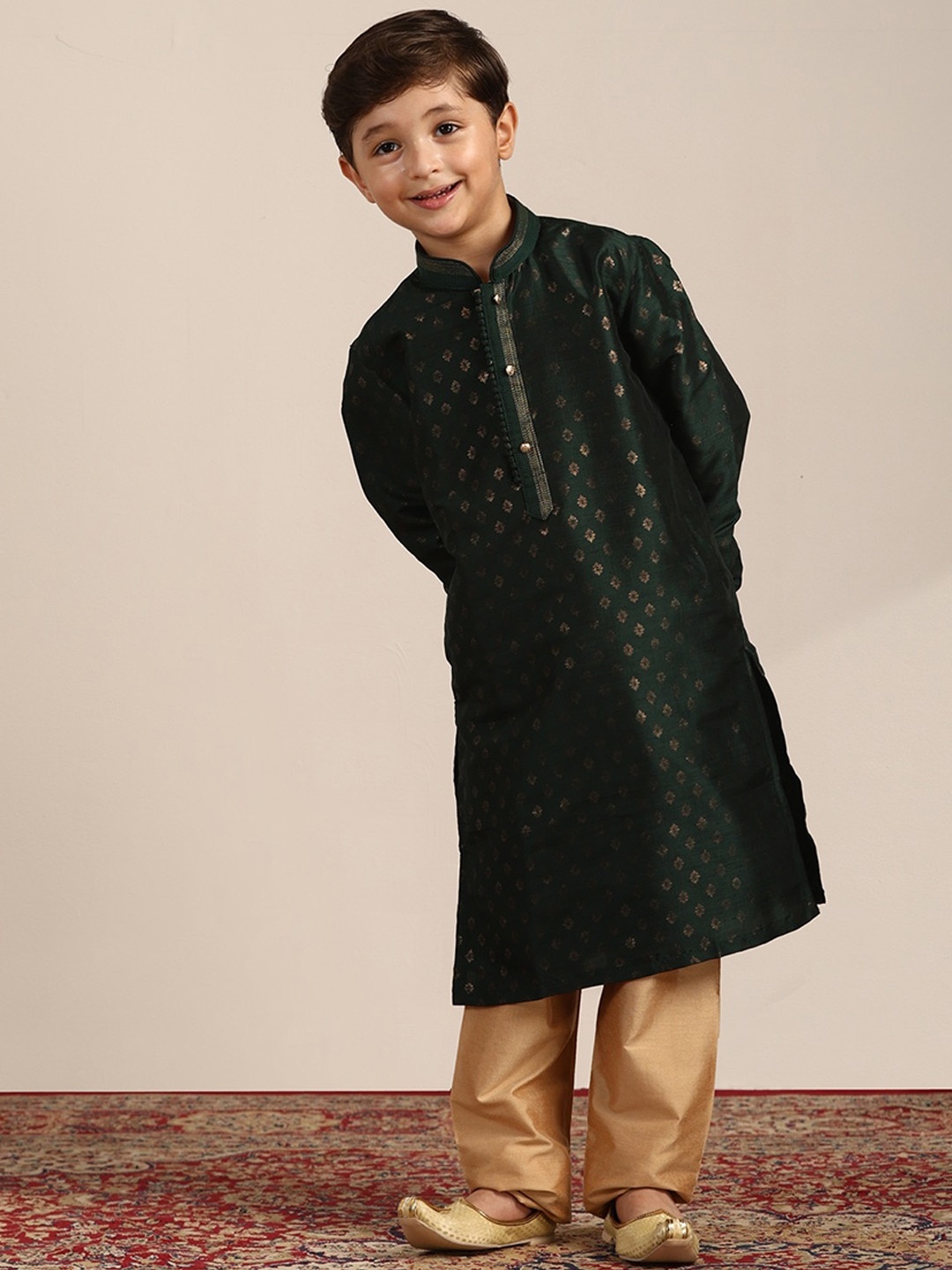 

Manyavar Boys Ethnic Motifs Woven Design Mandarin Collar Kurta With Pyjamas, Green