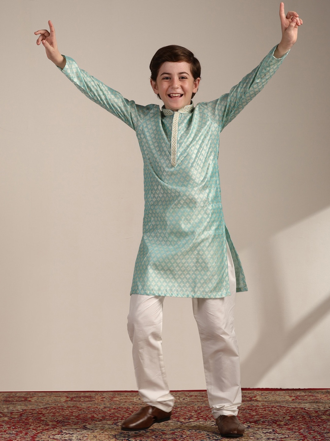 

Manyavar Boys Ethnic Motifs Woven Desgn Regular Kurta With Pyjamas, Green