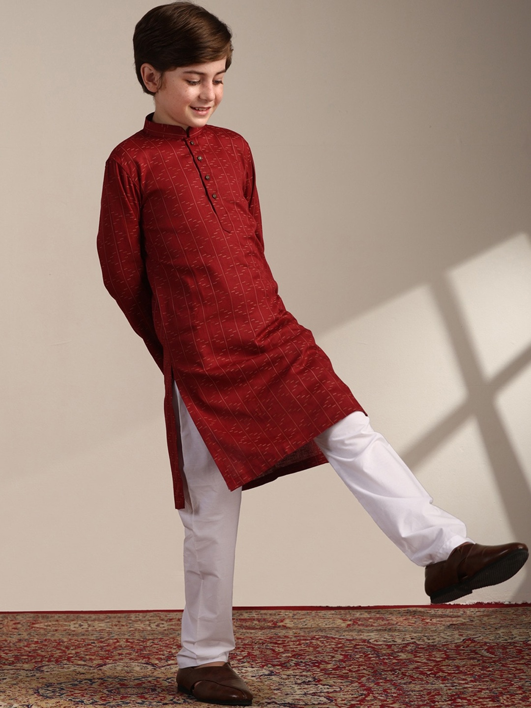 

Manyavar Boys Ethnic Motif Printed Regular Straight Kurta with Pyjamas, Maroon